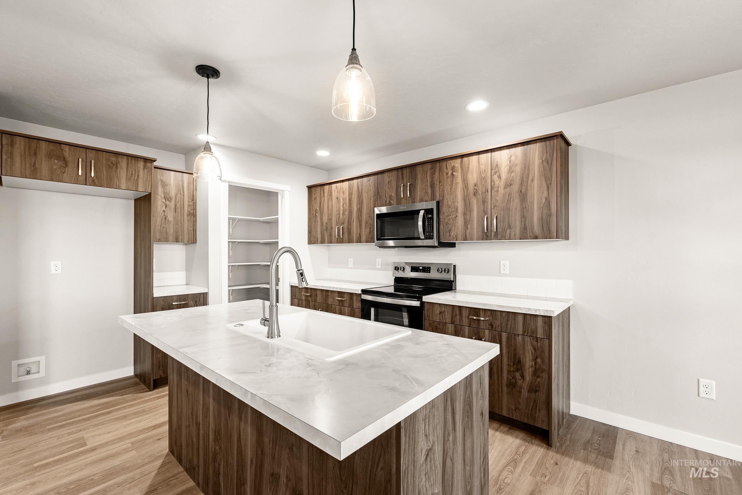 19570 Snowyside Way, Caldwell, Idaho 83605, 3 Bedrooms, 2.5 Bathrooms, Residential For Sale, Price $394,990,MLS 98972732