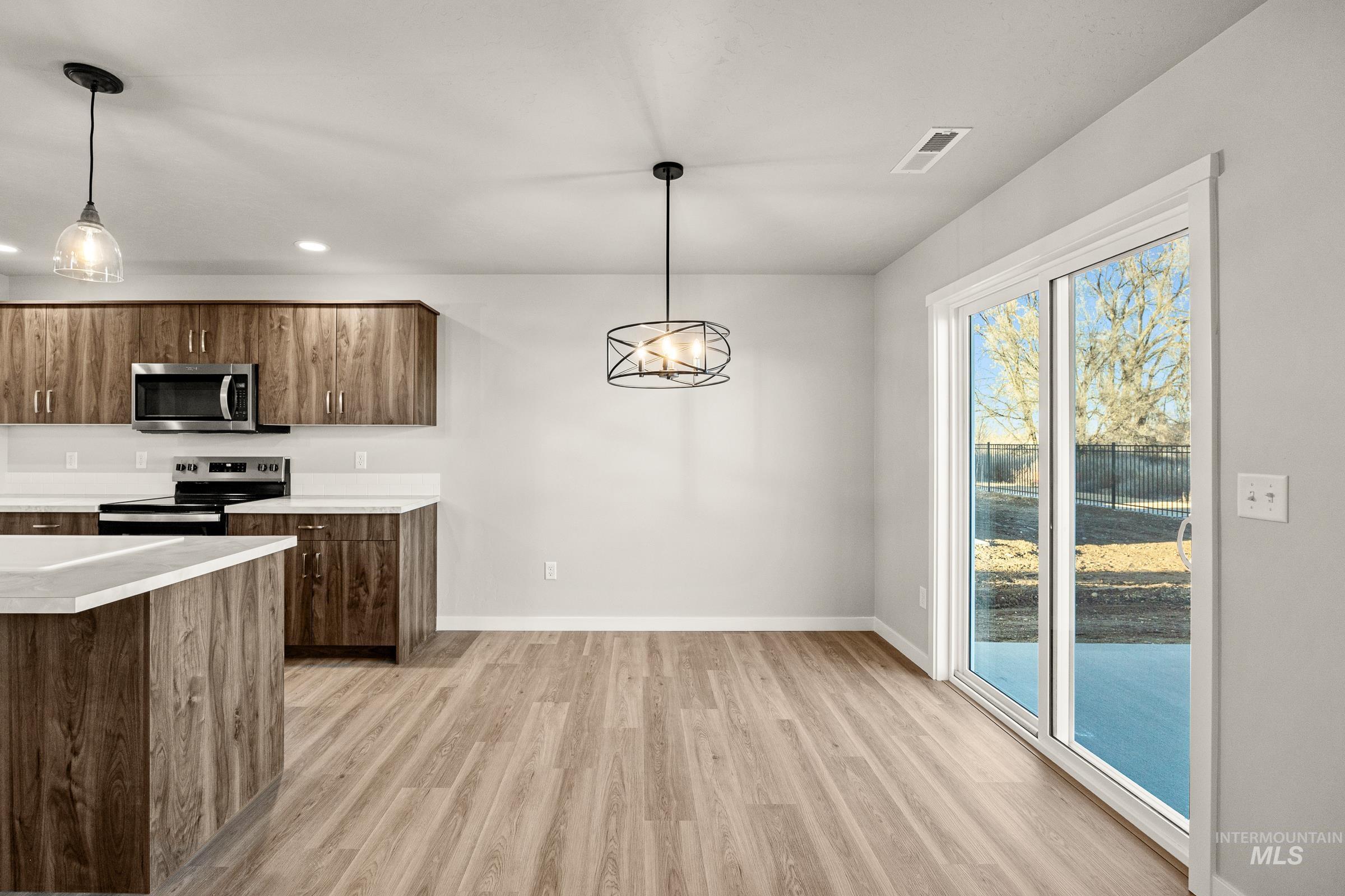 19570 Snowyside Way, Caldwell, Idaho 83605, 3 Bedrooms, 2.5 Bathrooms, Residential For Sale, Price $394,990,MLS 98972732