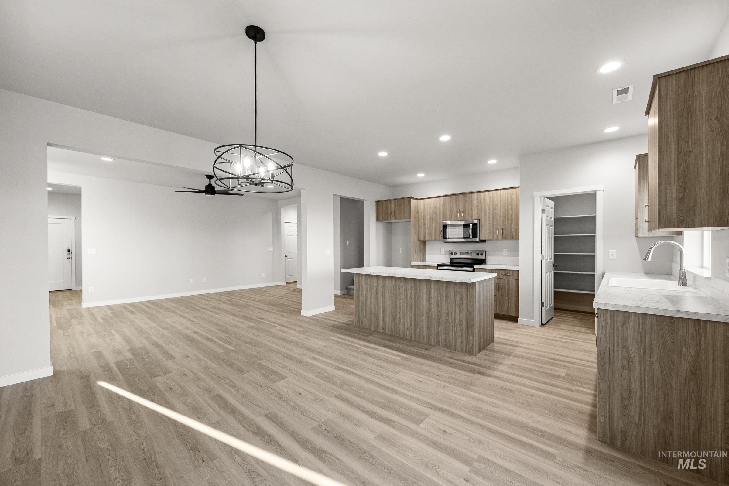 19578 Snowyside Way, Caldwell, Idaho 83605, 3 Bedrooms, 2.5 Bathrooms, Residential For Sale, Price $419,990,MLS 98972733