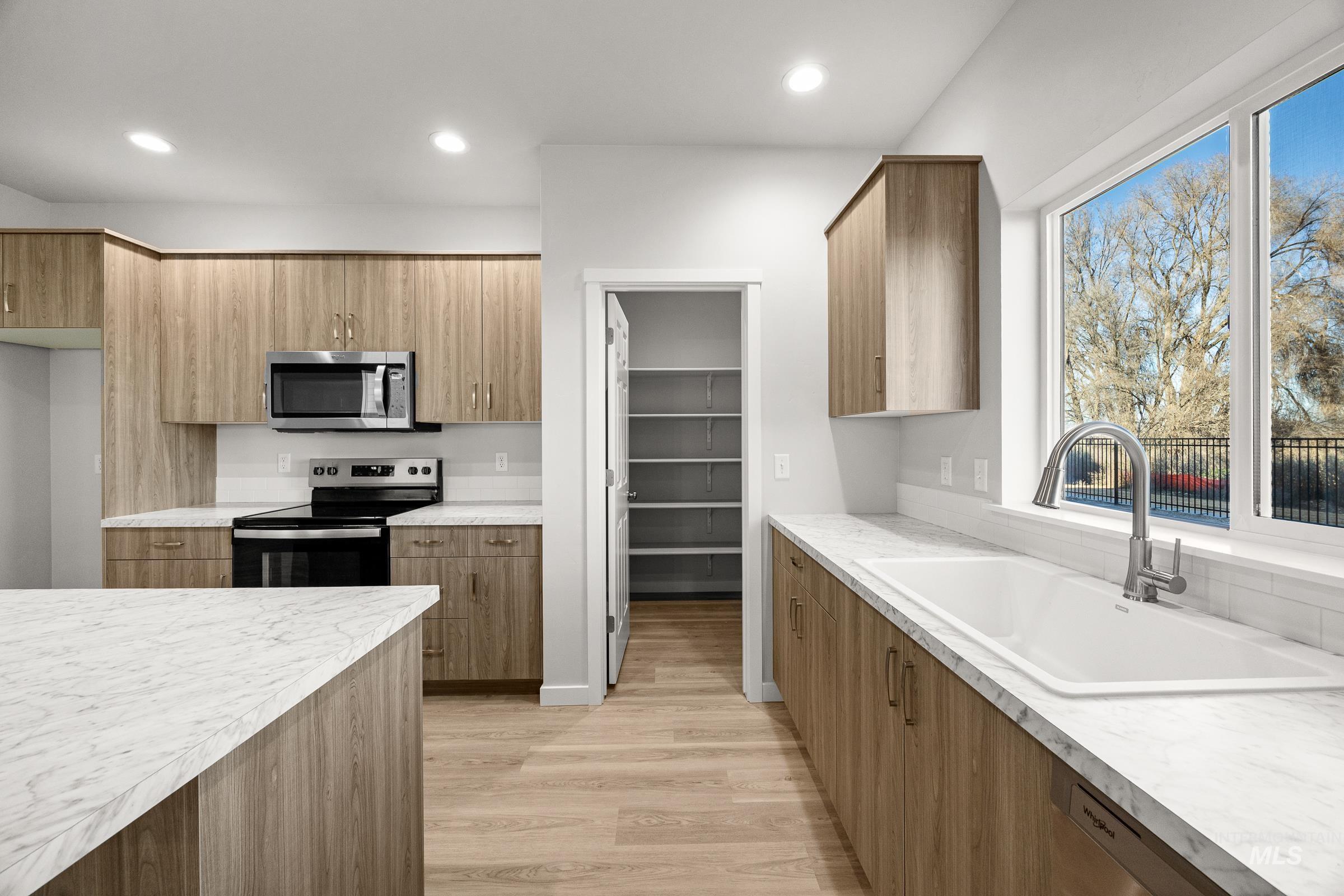 19578 Snowyside Way, Caldwell, Idaho 83605, 3 Bedrooms, 2.5 Bathrooms, Residential For Sale, Price $419,990,MLS 98972733