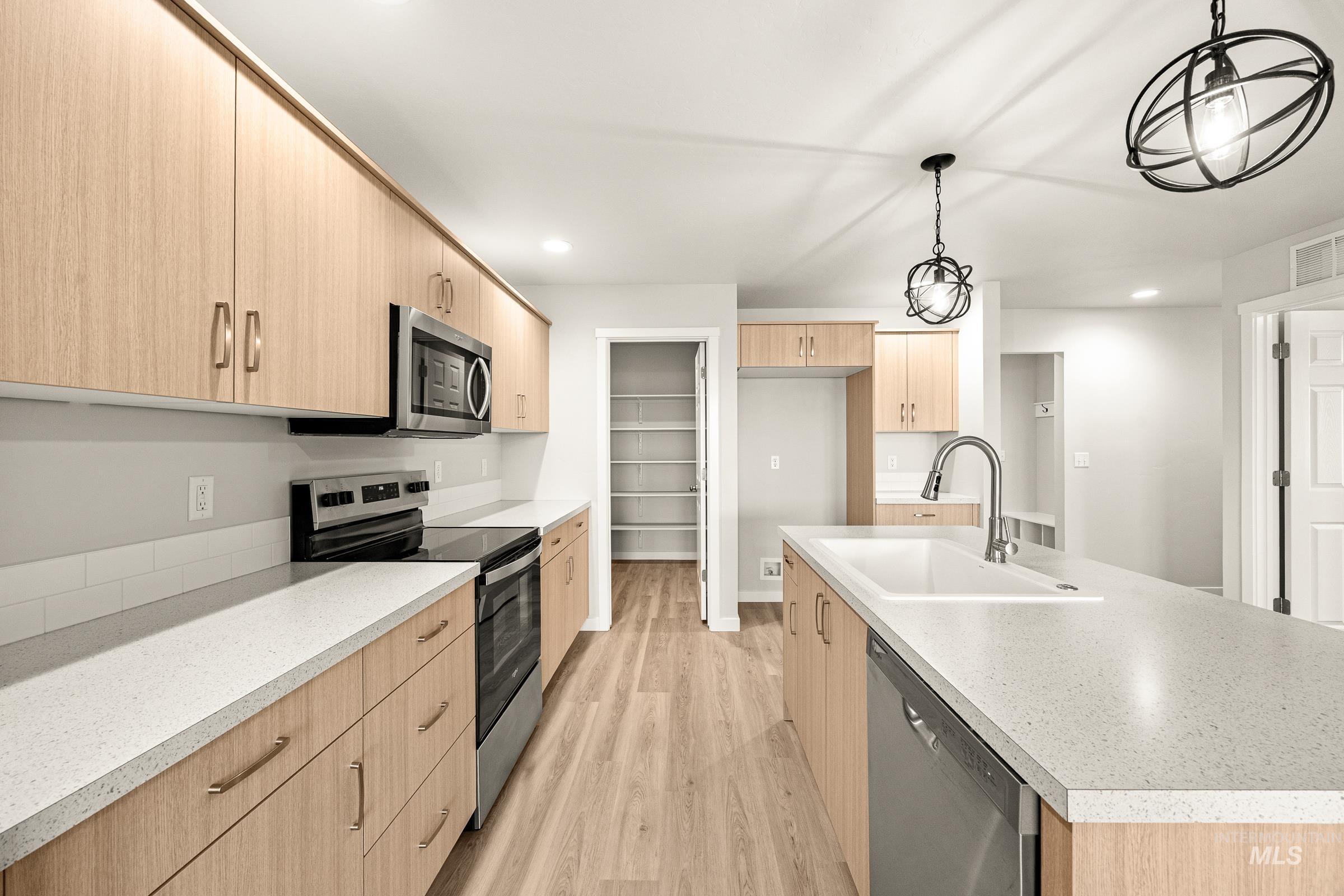 19584 Snowyside Way, Caldwell, Idaho 83605, 4 Bedrooms, 2.5 Bathrooms, Residential For Sale, Price $444,990,MLS 98972734