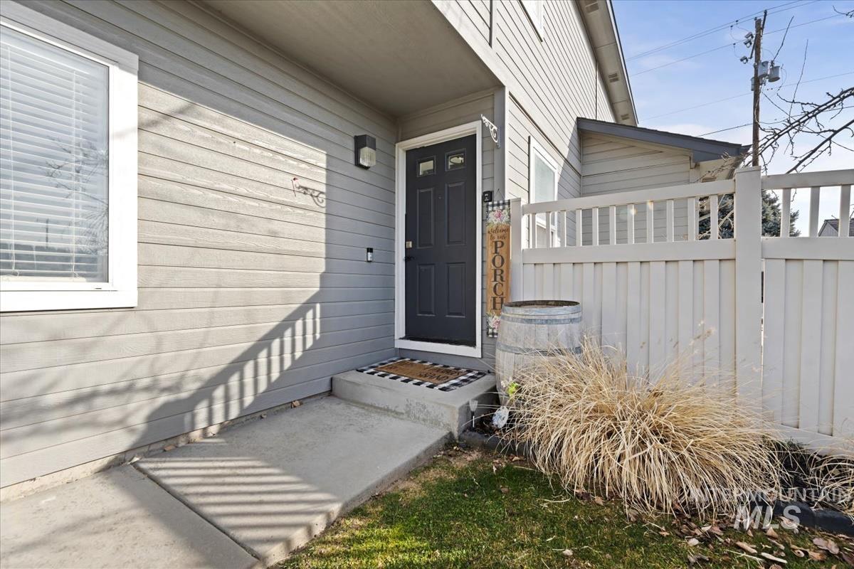 864 N Britt Pl, Meridian, Idaho 83642, 3 Bedrooms, 2.5 Bathrooms, Residential For Sale, Price $469,900,MLS 98972736