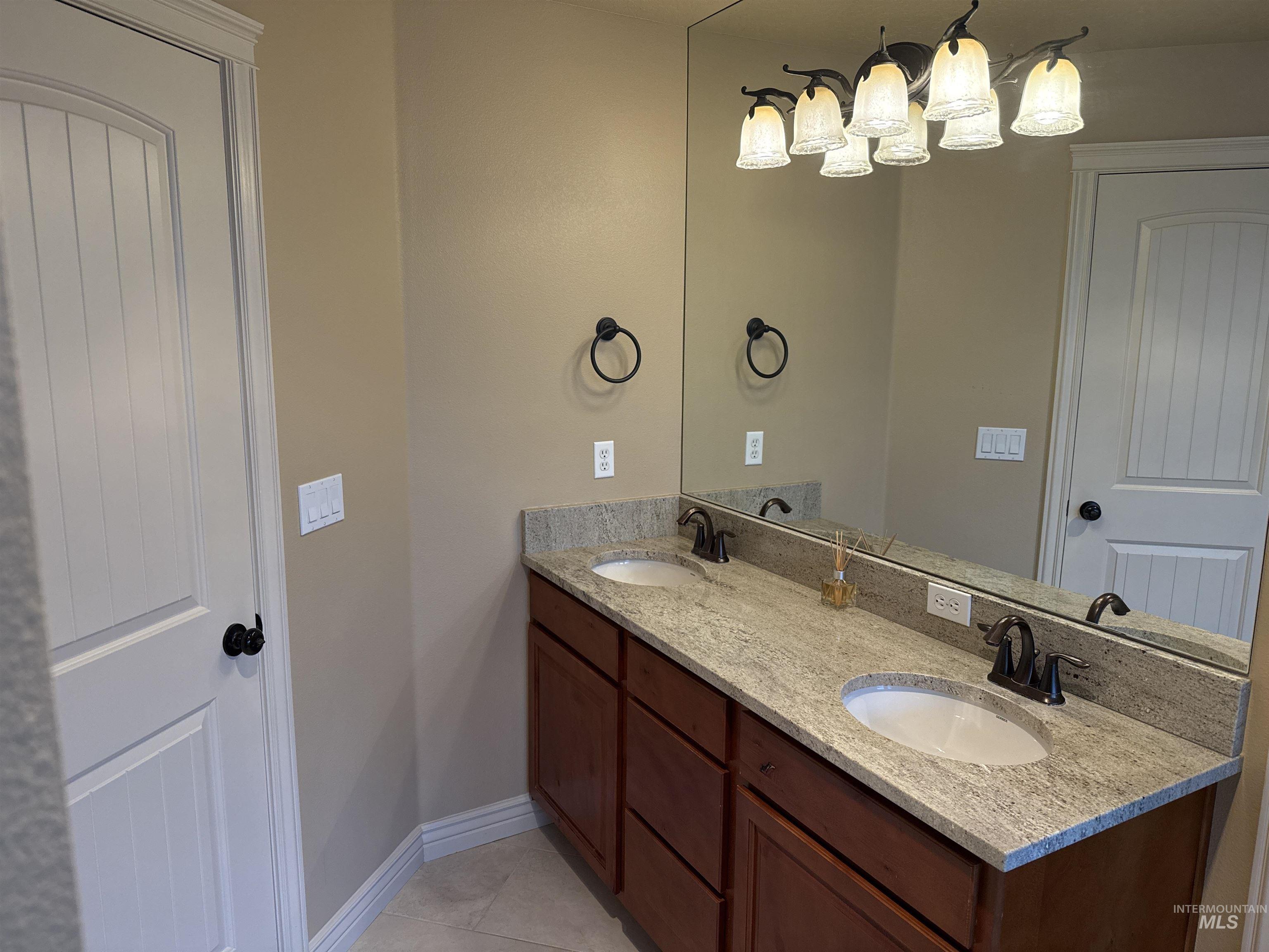 230 E Alexis Loop, Nampa, Idaho 83686-9403, 3 Bedrooms, 3 Bathrooms, Residential For Sale, Price $485,000,MLS 98972756