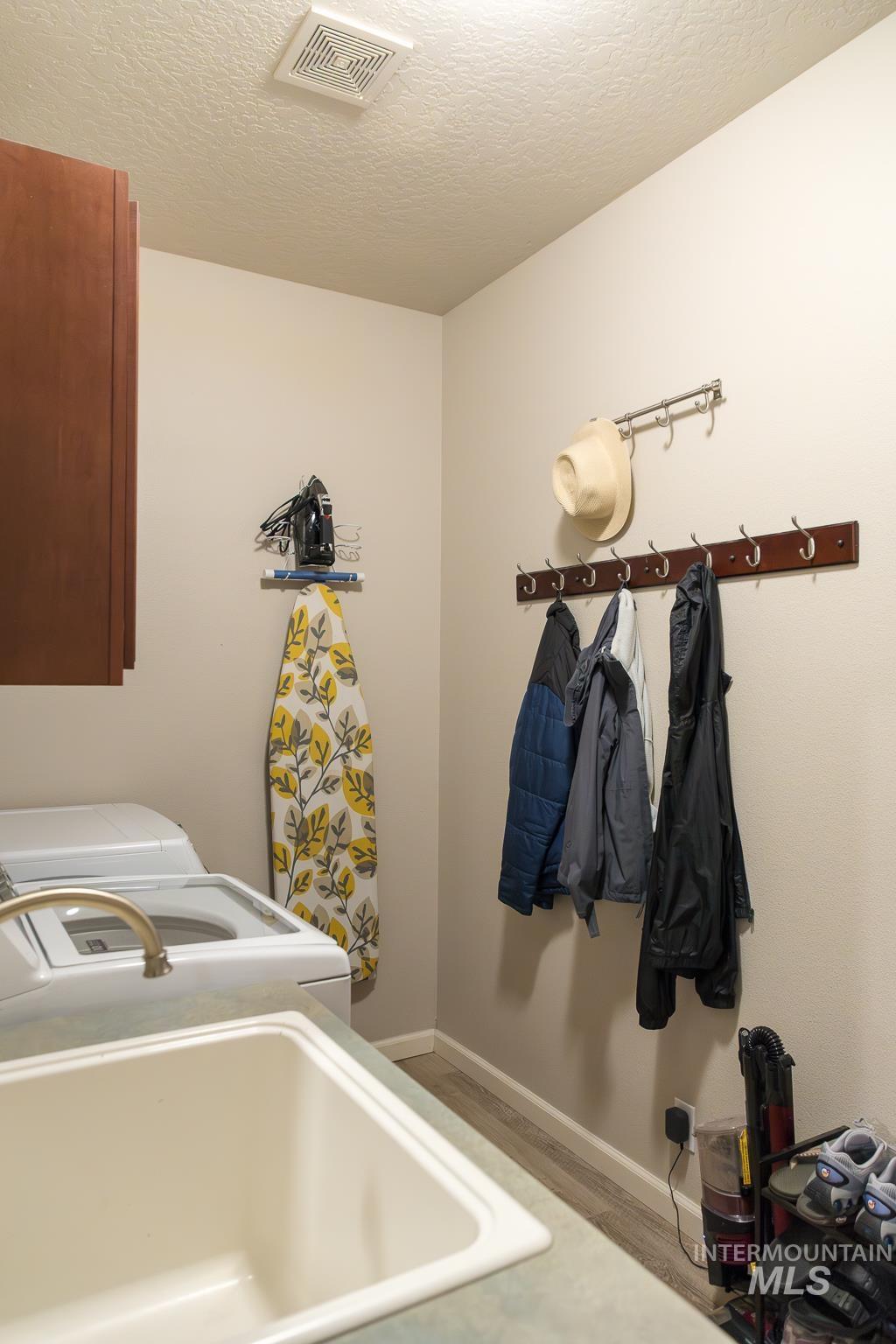 641 NW 15th St., Ontario, Oregon 97914, 3 Bedrooms, 2 Bathrooms, Residential For Sale, Price $409,900,MLS 98972763