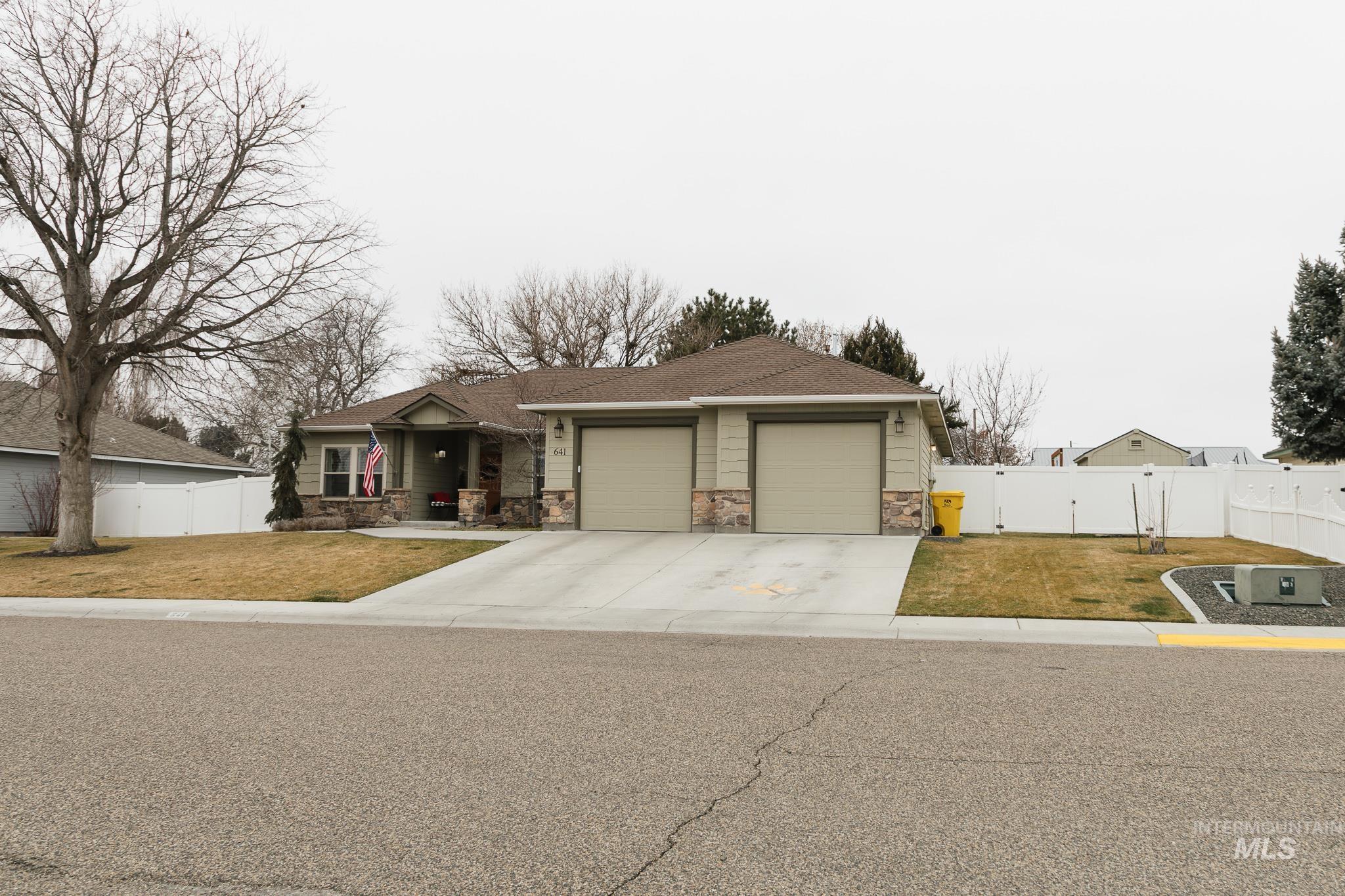 641 NW 15th St., Ontario, Oregon 97914, 3 Bedrooms, 2 Bathrooms, Residential For Sale, Price $409,900,MLS 98972763