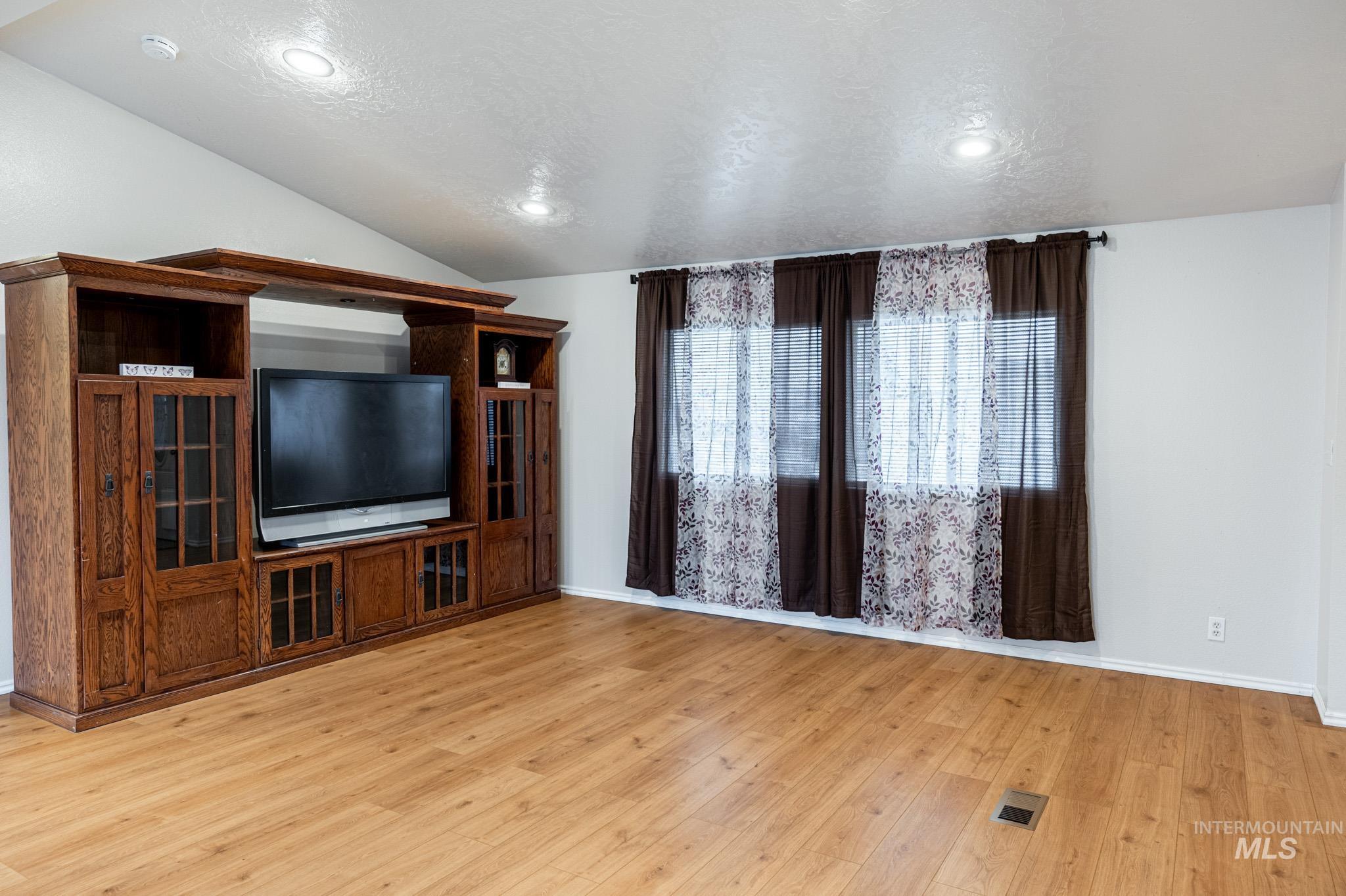 759 NW 8th St, Ontario, Oregon 97914-0000, 3 Bedrooms, 2 Bathrooms, Residential For Sale, Price $94,999,MLS 98972764