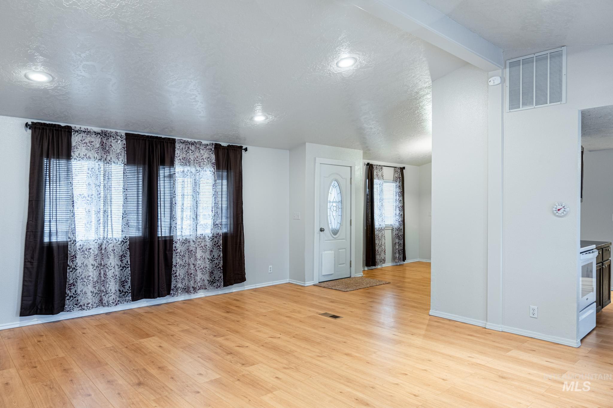 759 NW 8th St, Ontario, Oregon 97914-0000, 3 Bedrooms, 2 Bathrooms, Residential For Sale, Price $94,999,MLS 98972764