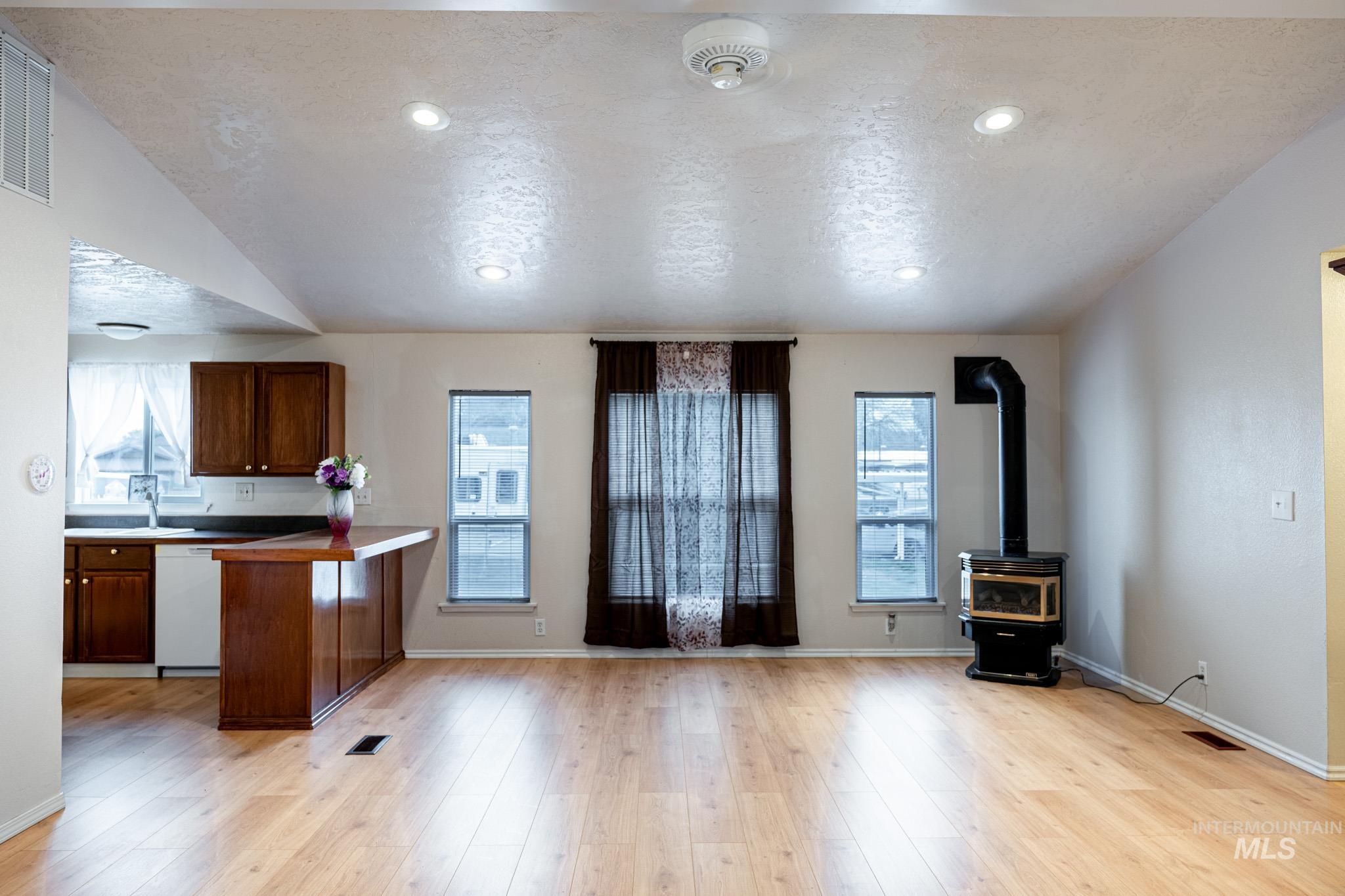 759 NW 8th St, Ontario, Oregon 97914-0000, 3 Bedrooms, 2 Bathrooms, Residential For Sale, Price $94,999,MLS 98972764