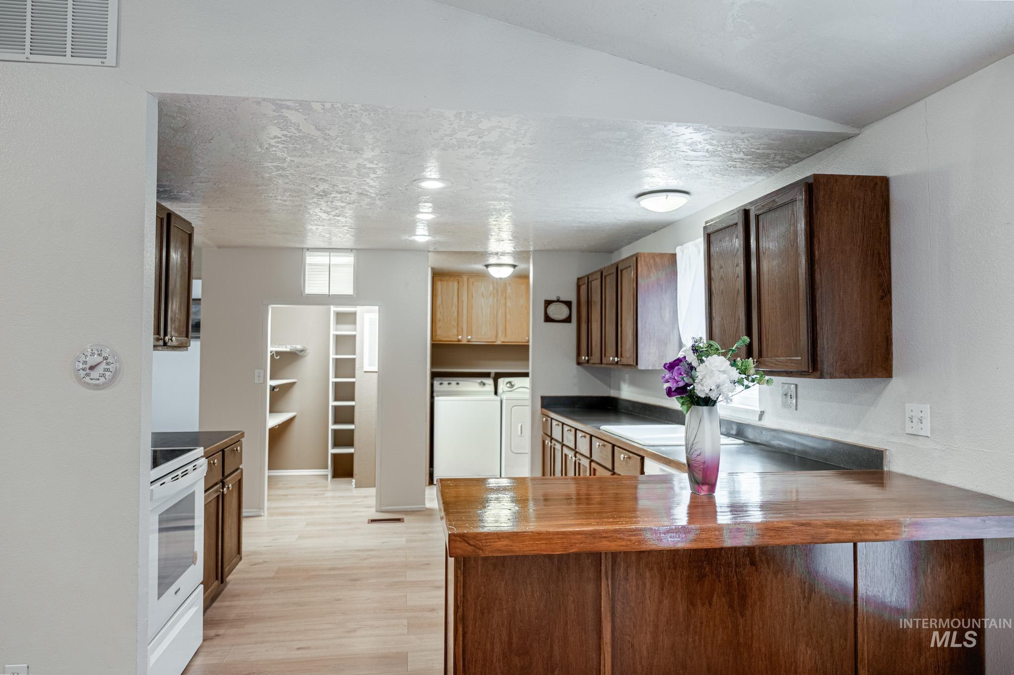 759 NW 8th St, Ontario, Oregon 97914-0000, 3 Bedrooms, 2 Bathrooms, Residential For Sale, Price $94,999,MLS 98972764