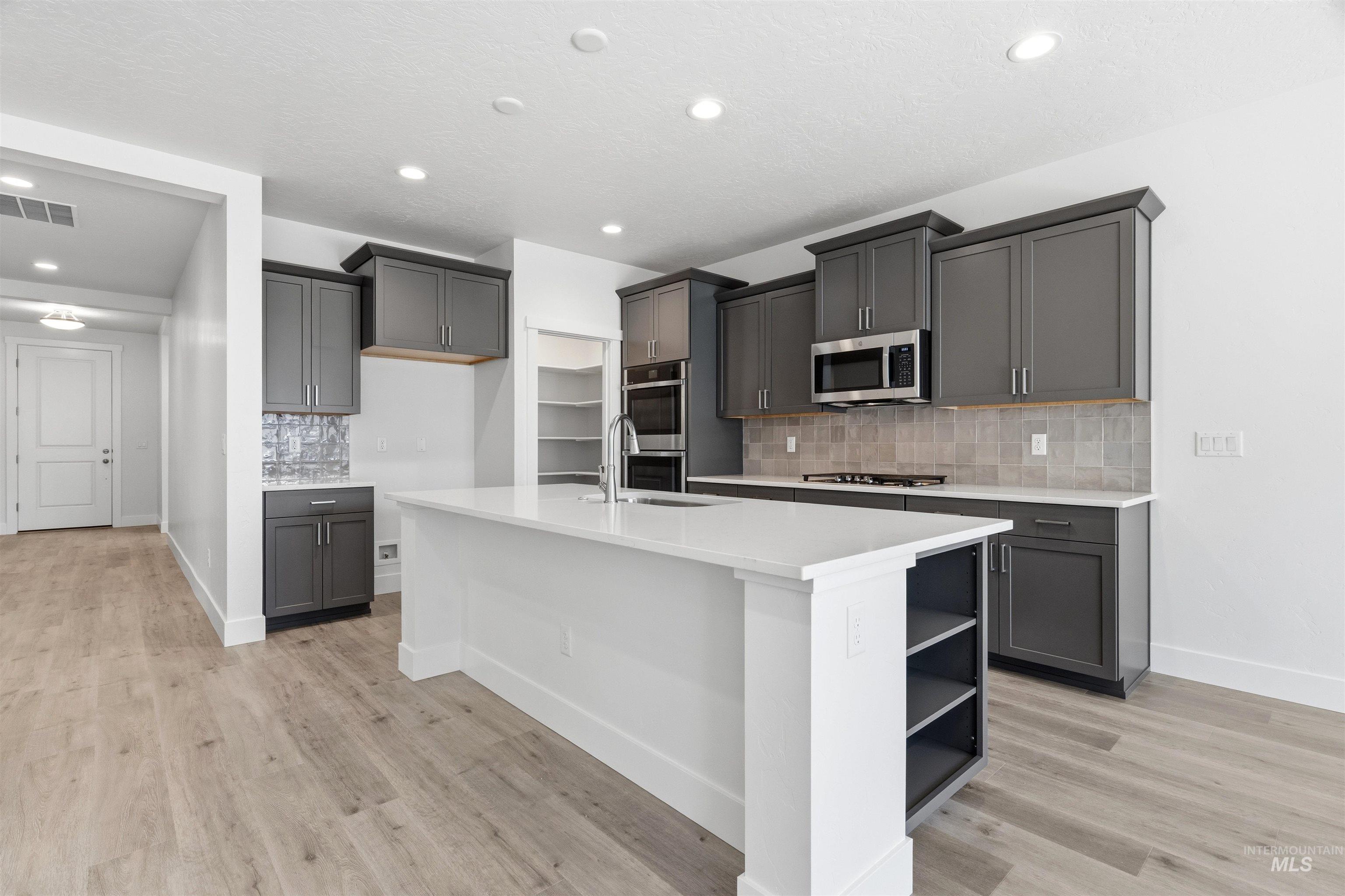 5660 N Chestnut Hill Way, Meridian, Idaho 83646, 4 Bedrooms, 3 Bathrooms, Residential For Sale, Price $579,990,MLS 98972788