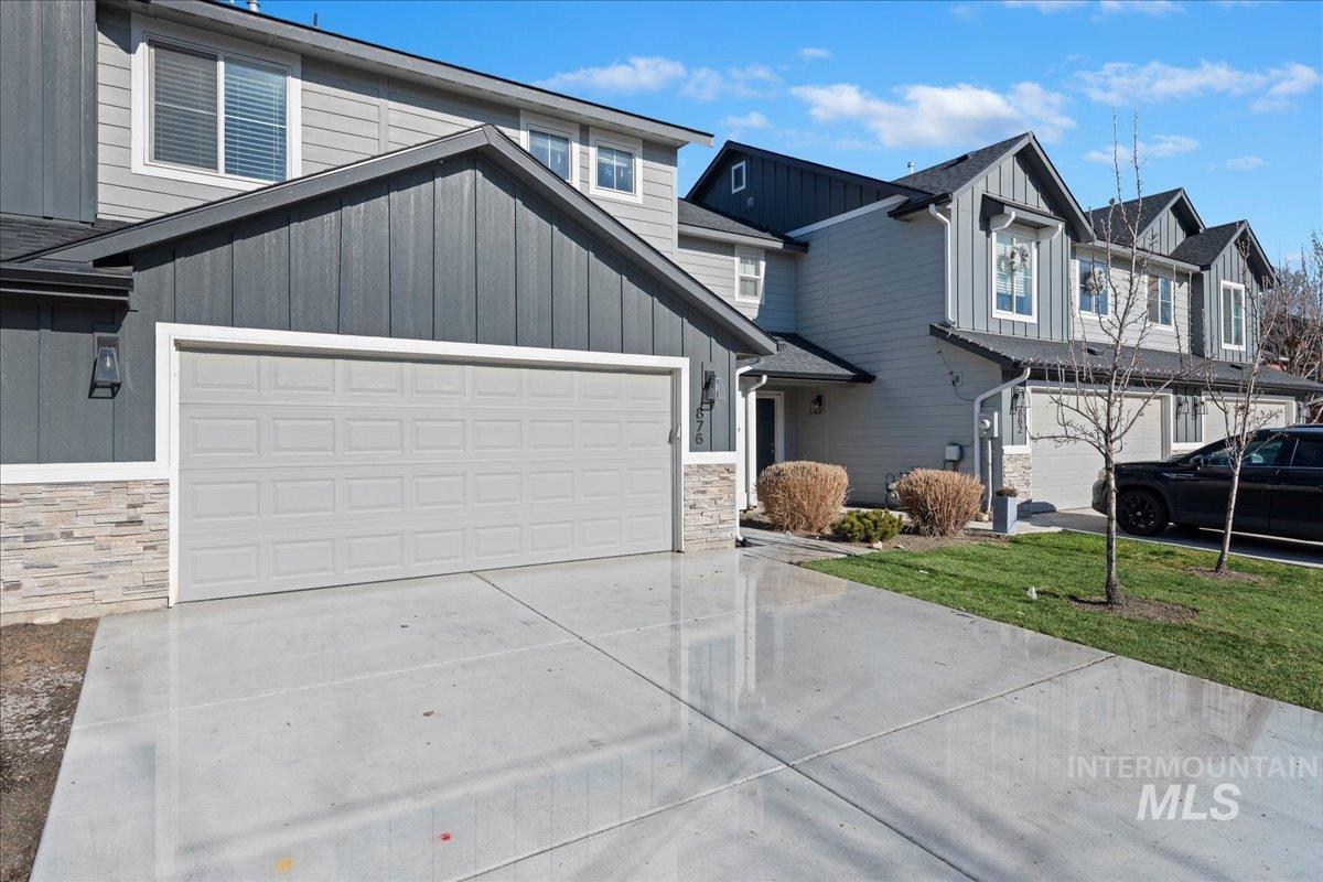 876 W Woodpine St, Meridian, Idaho 83646-6060, 3 Bedrooms, 2.5 Bathrooms, Residential For Sale, Price $389,990,MLS 98972820