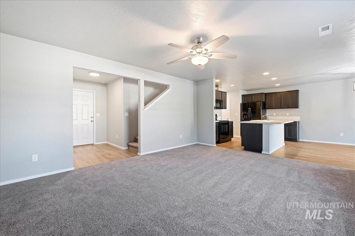 876 W Woodpine St, Meridian, Idaho 83646-6060, 3 Bedrooms, 2.5 Bathrooms, Residential For Sale, Price $389,990,MLS 98972820