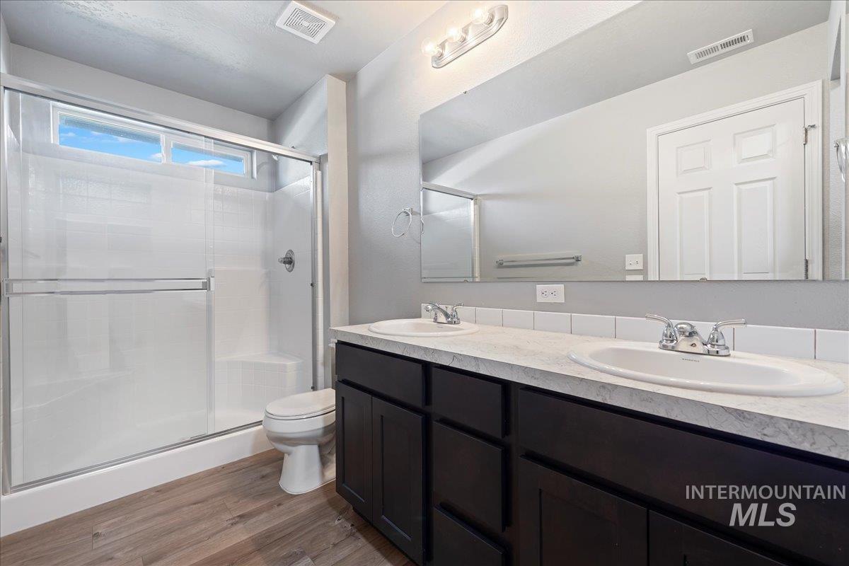 876 W Woodpine St, Meridian, Idaho 83646-6060, 3 Bedrooms, 2.5 Bathrooms, Residential For Sale, Price $389,990,MLS 98972820