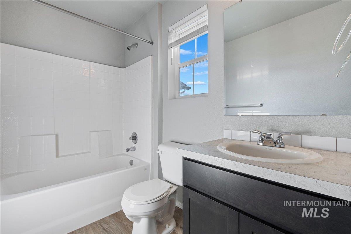 876 W Woodpine St, Meridian, Idaho 83646-6060, 3 Bedrooms, 2.5 Bathrooms, Residential For Sale, Price $389,990,MLS 98972820