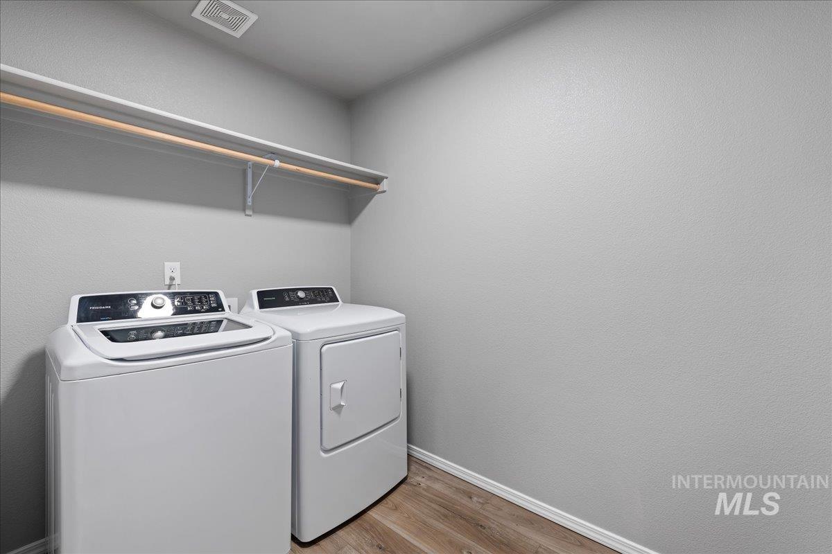 876 W Woodpine St, Meridian, Idaho 83646-6060, 3 Bedrooms, 2.5 Bathrooms, Residential For Sale, Price $389,990,MLS 98972820