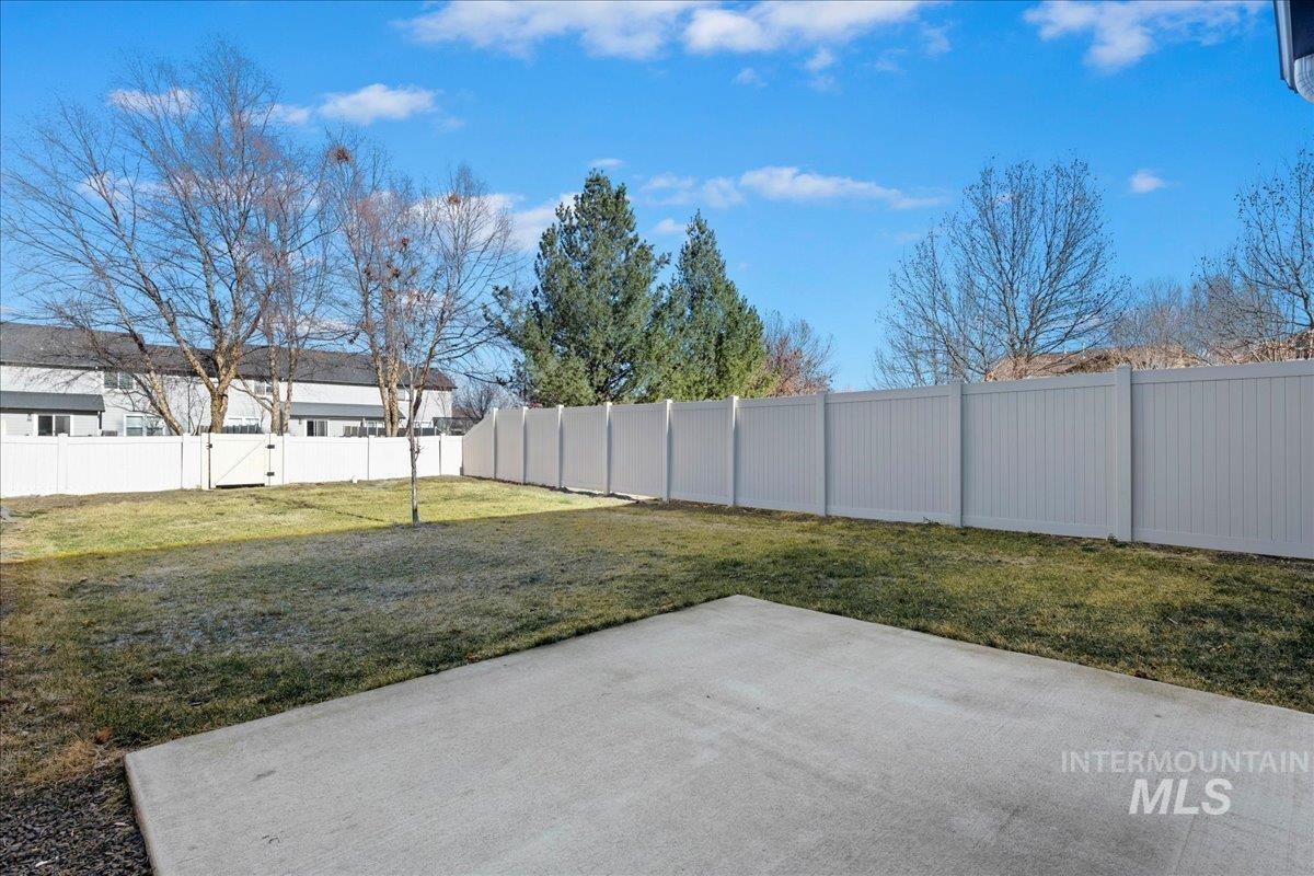 876 W Woodpine St, Meridian, Idaho 83646-6060, 3 Bedrooms, 2.5 Bathrooms, Residential For Sale, Price $389,990,MLS 98972820