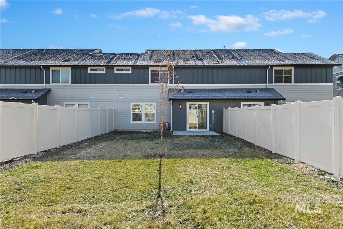 876 W Woodpine St, Meridian, Idaho 83646-6060, 3 Bedrooms, 2.5 Bathrooms, Residential For Sale, Price $389,990,MLS 98972820