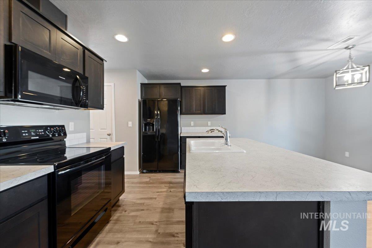 876 W Woodpine St, Meridian, Idaho 83646-6060, 3 Bedrooms, 2.5 Bathrooms, Residential For Sale, Price $389,990,MLS 98972820