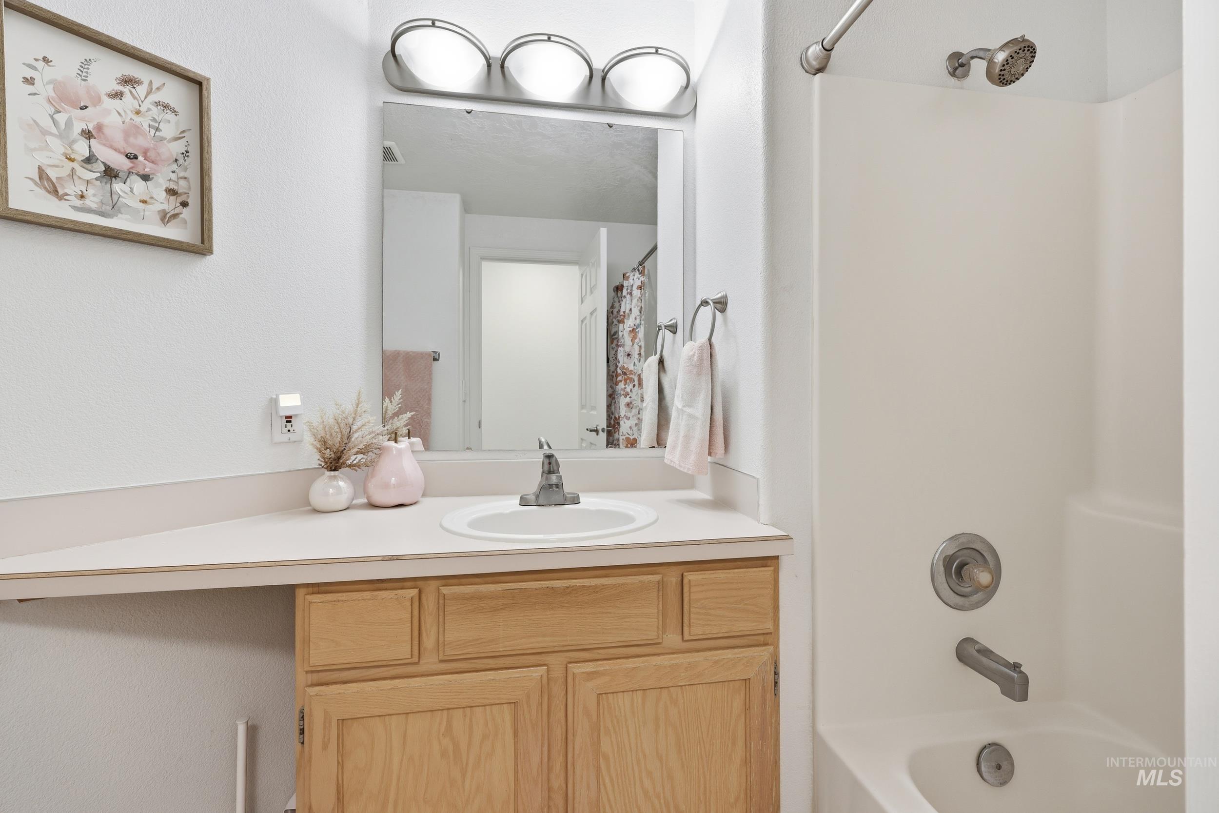 7014 W Irving Ln, Boise, Idaho 83704, 3 Bedrooms, 2.5 Bathrooms, Residential For Sale, Price $365,000,MLS 98972822