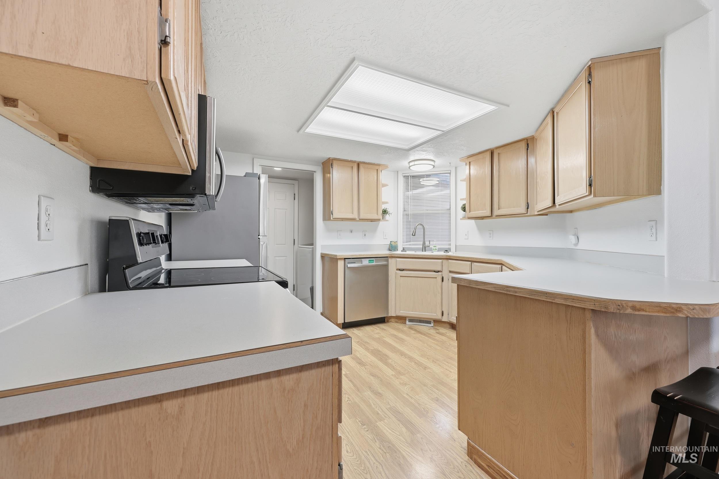 7014 W Irving Ln, Boise, Idaho 83704, 3 Bedrooms, 2.5 Bathrooms, Residential For Sale, Price $365,000,MLS 98972822