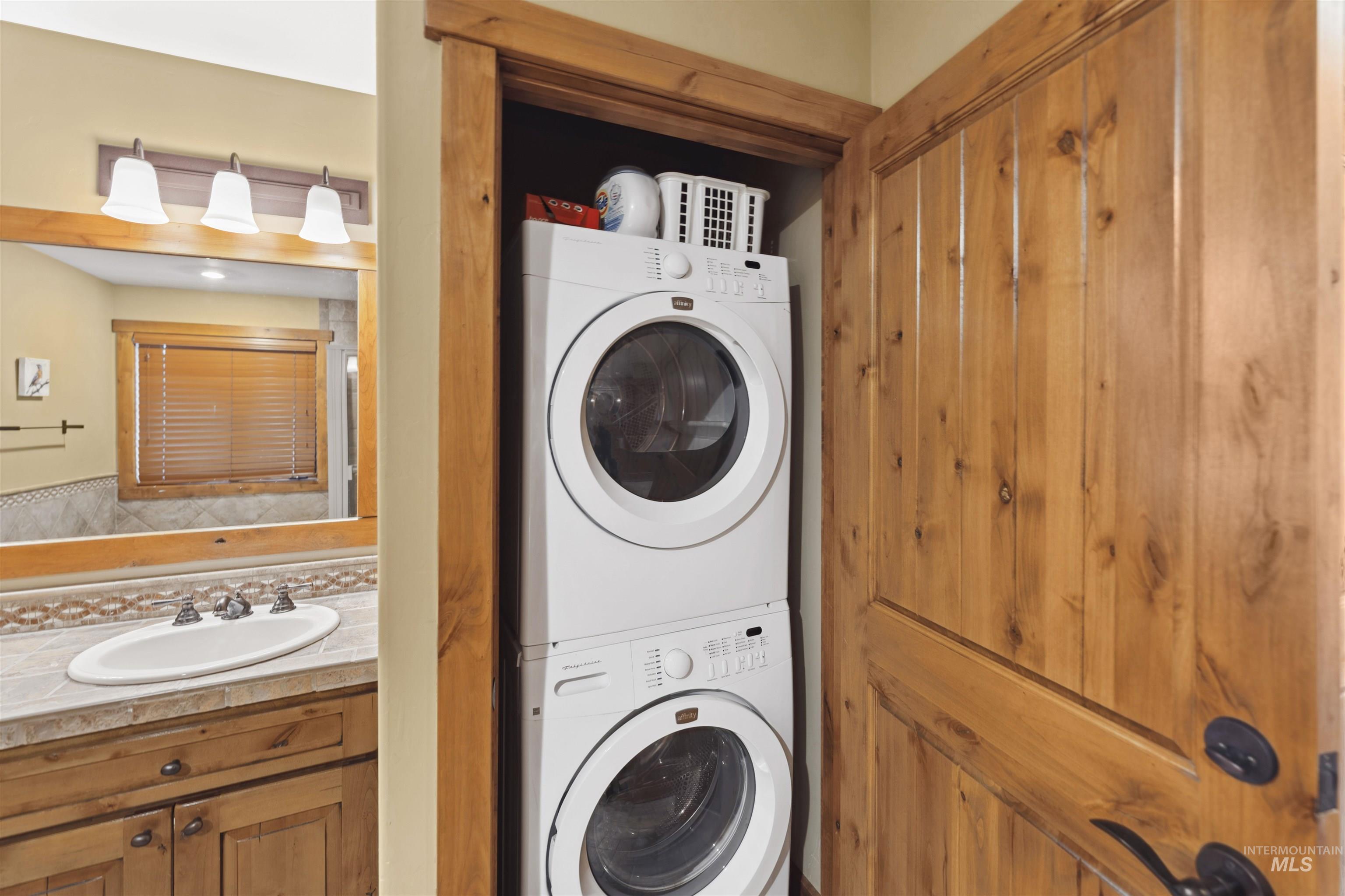 23 Rock Creek Court, Donnelly, Idaho 83615, 2 Bedrooms, 2.5 Bathrooms, Residential For Sale, Price $1,170,000,MLS 98972833