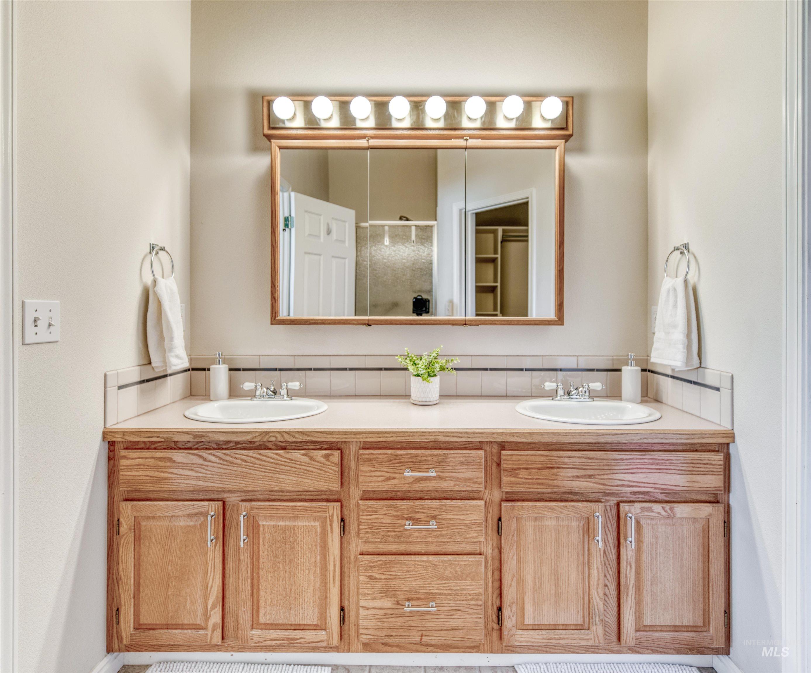 2768 W Willard Street, Meridian, Idaho 83642, 3 Bedrooms, 2 Bathrooms, Residential For Sale, Price $415,000,MLS 98972838