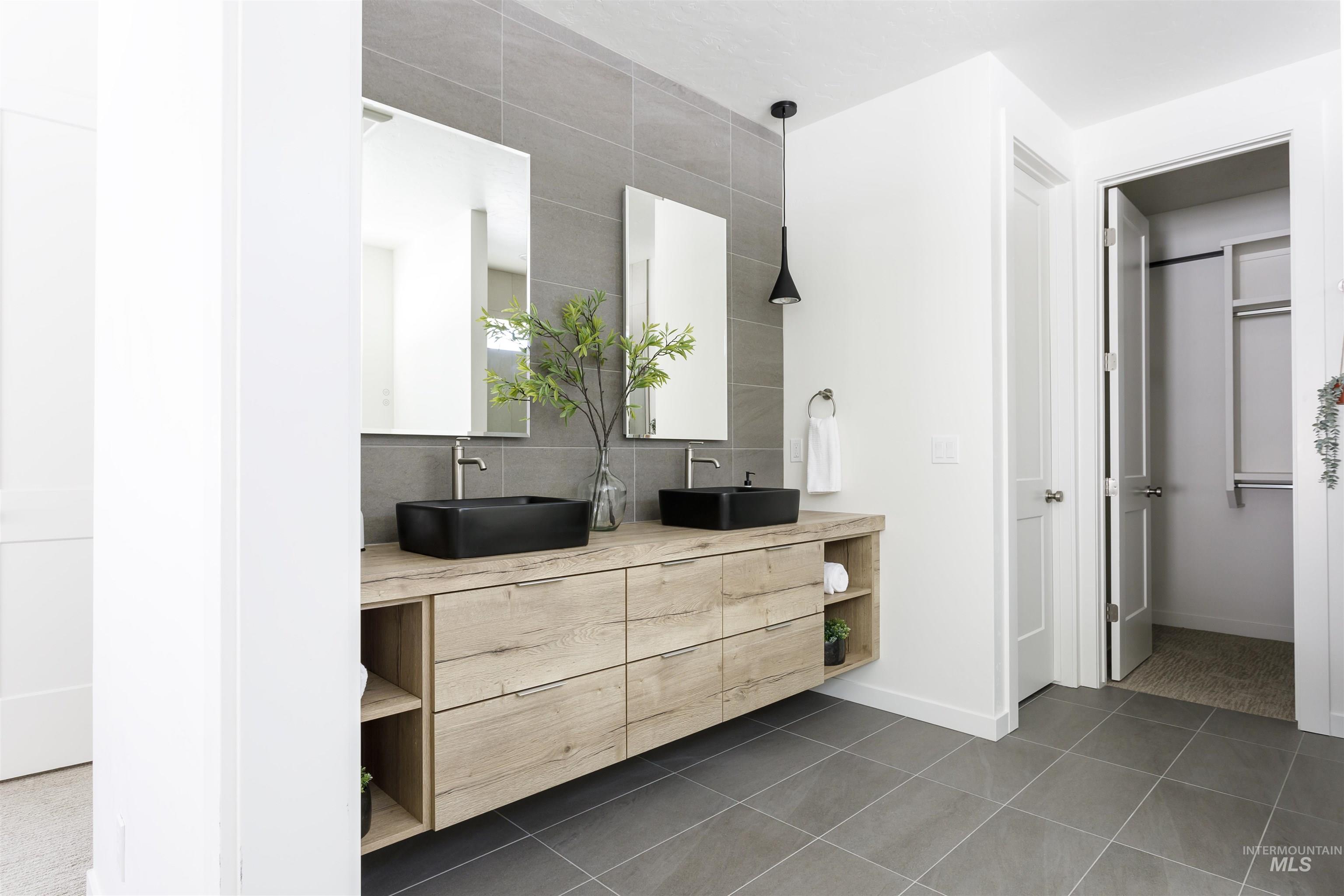 13 Bay View Dr, Donnelly, Idaho 83615, 4 Bedrooms, 3 Bathrooms, Residential For Sale, Price $1,599,999,MLS 98972847