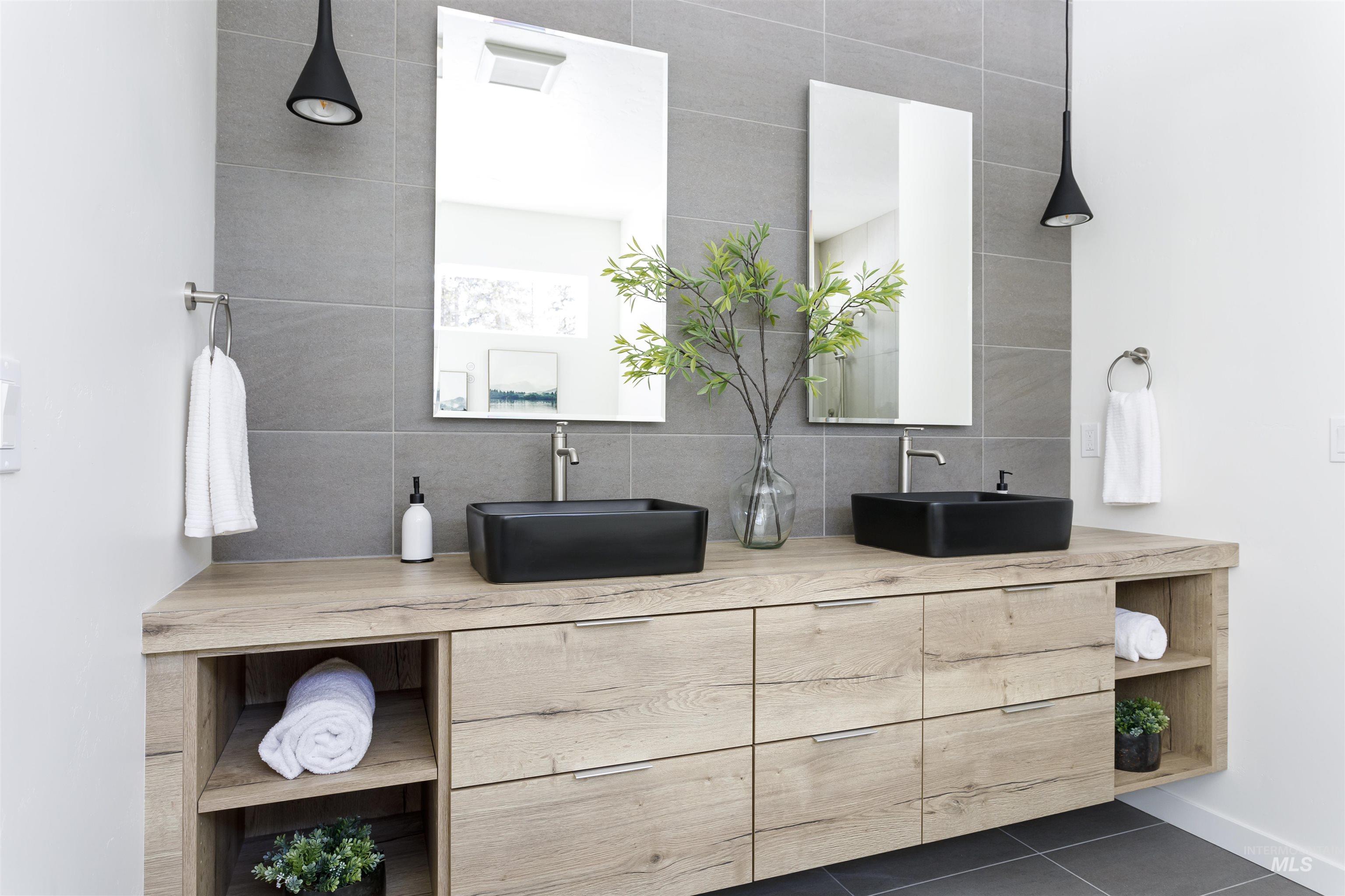 13 Bay View Dr, Donnelly, Idaho 83615, 4 Bedrooms, 3 Bathrooms, Residential For Sale, Price $1,599,999,MLS 98972847