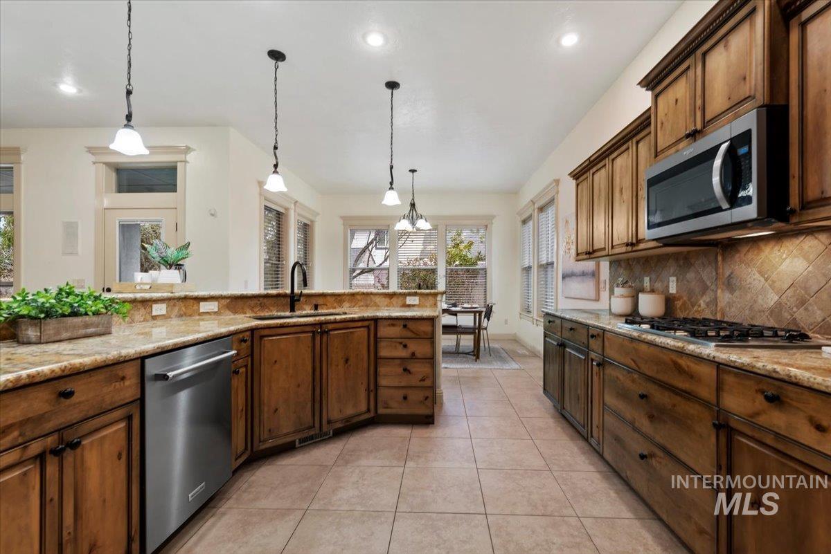 2060 E Lobelia St, Meridian, Idaho 83646-7777, 5 Bedrooms, 4.5 Bathrooms, Residential For Sale, Price $920,000,MLS 98972855