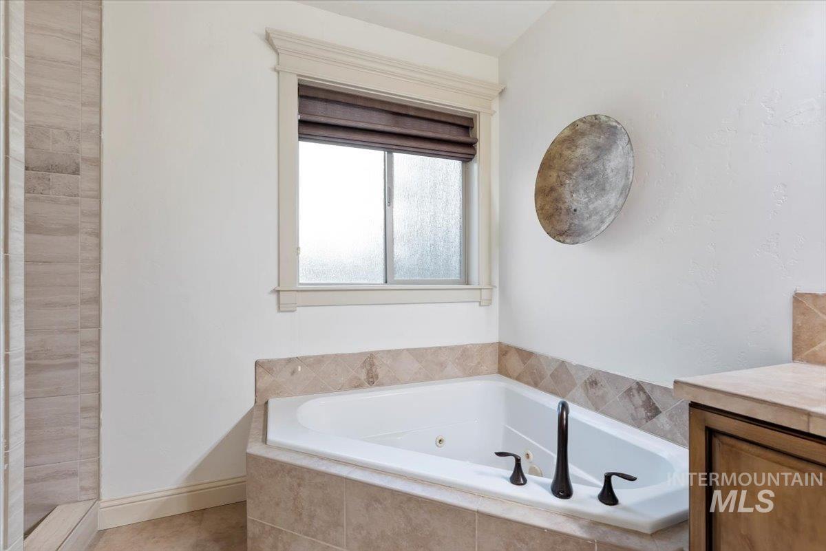 2060 E Lobelia St, Meridian, Idaho 83646-7777, 5 Bedrooms, 4.5 Bathrooms, Residential For Sale, Price $920,000,MLS 98972855