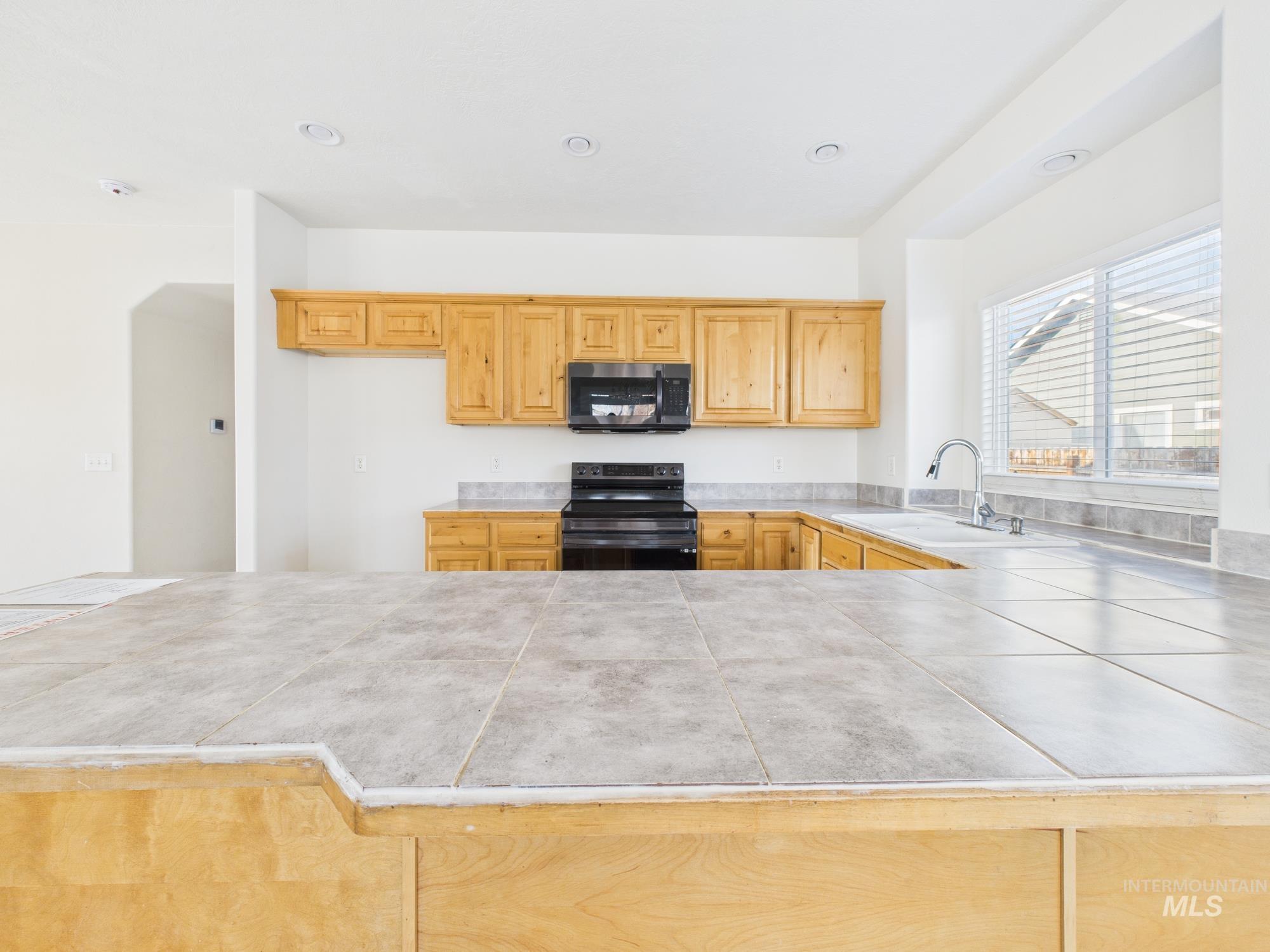 819 Sioux Ave, Emmett, Idaho 83617, 3 Bedrooms, 2.5 Bathrooms, Residential For Sale, Price $355,000,MLS 98972858