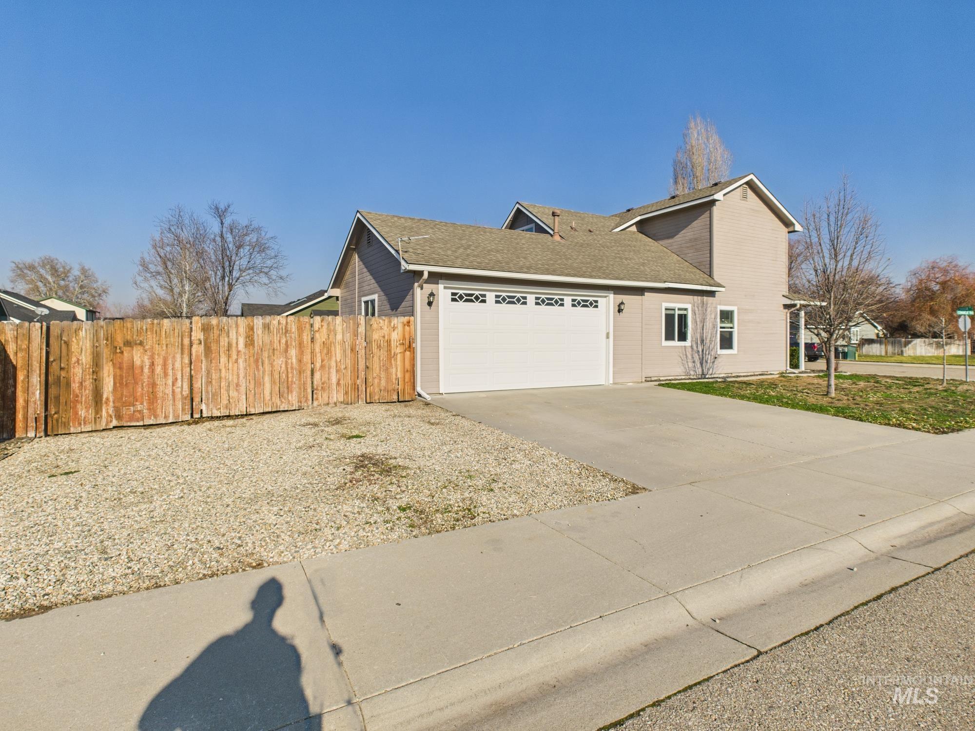 819 Sioux Ave, Emmett, Idaho 83617, 3 Bedrooms, 2.5 Bathrooms, Residential For Sale, Price $355,000,MLS 98972858