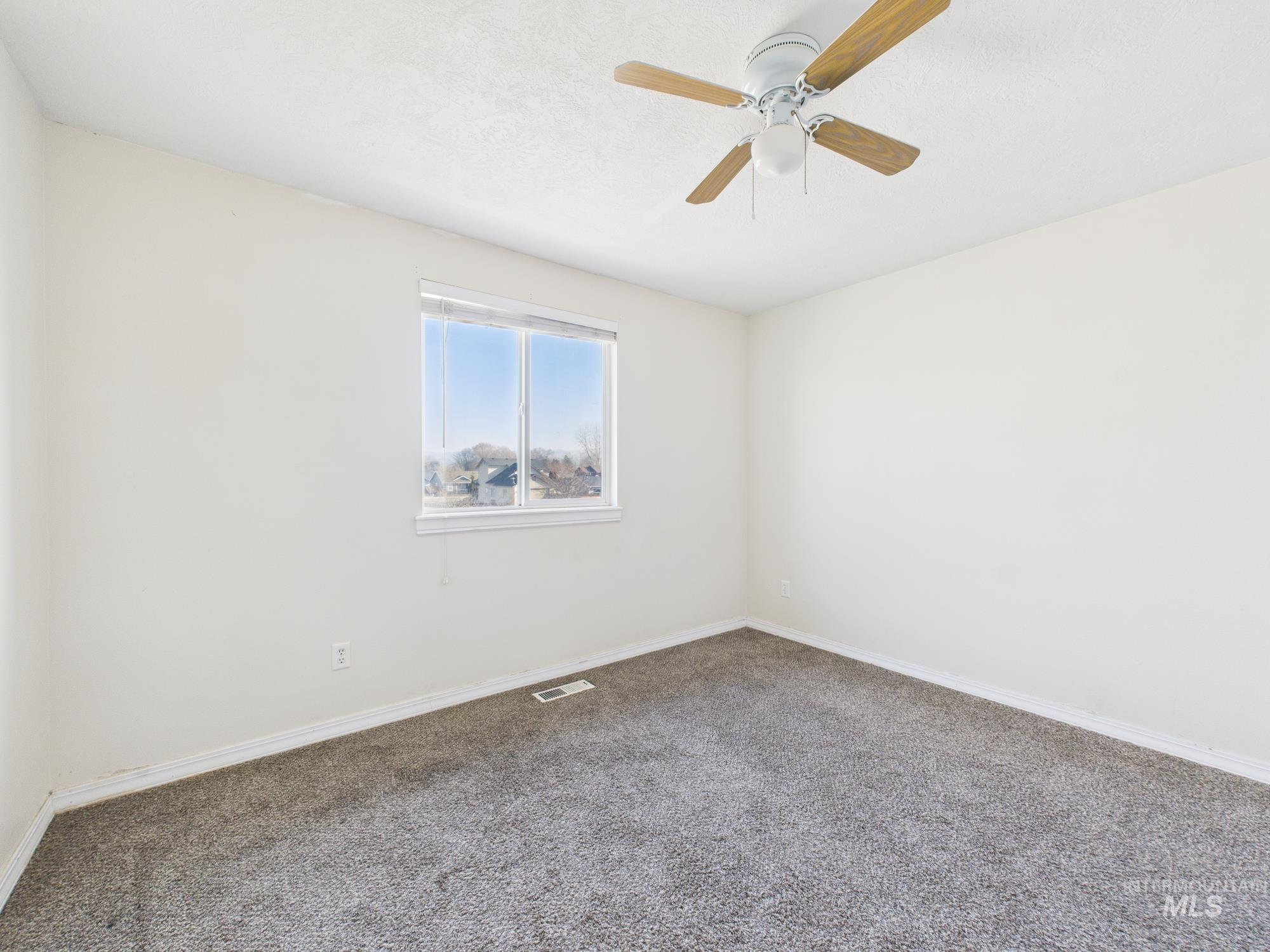 819 Sioux Ave, Emmett, Idaho 83617, 3 Bedrooms, 2.5 Bathrooms, Residential For Sale, Price $355,000,MLS 98972858