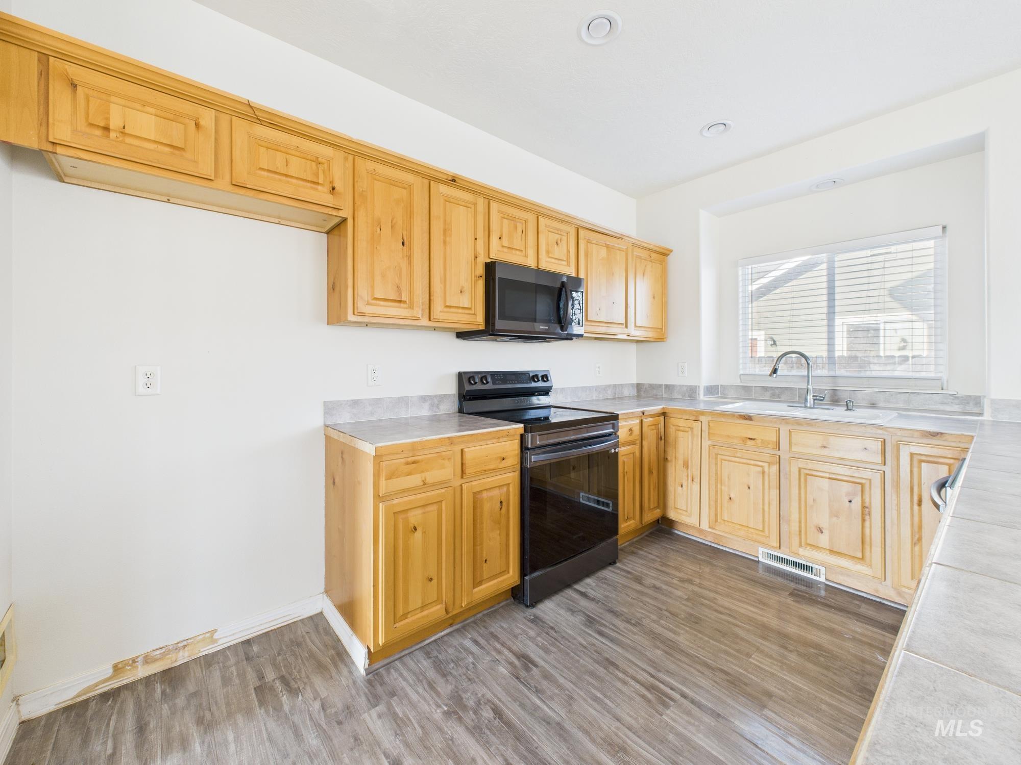 819 Sioux Ave, Emmett, Idaho 83617, 3 Bedrooms, 2.5 Bathrooms, Residential For Sale, Price $355,000,MLS 98972858