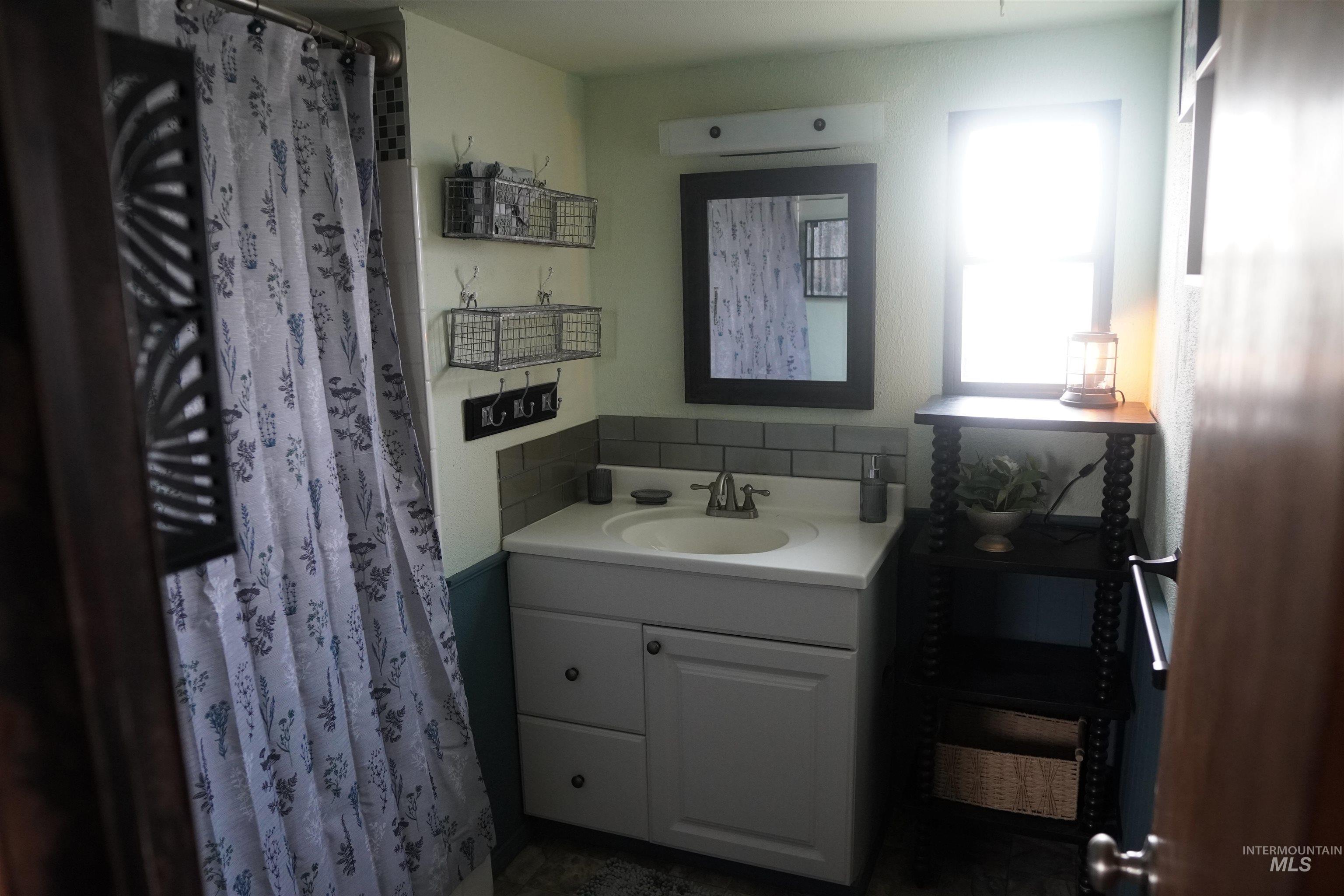 203 Surrey Ln, Ontario, Oregon 97914, 2 Bedrooms, 1 Bathroom, Residential For Sale, Price $49,999,MLS 98972861