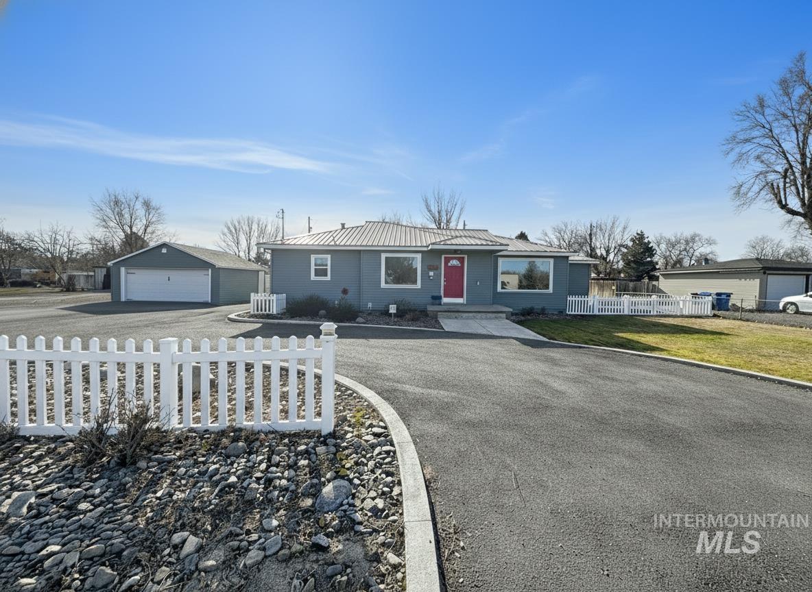 311 Falls Avenue West, Twin Falls, Idaho 83301, 4 Bedrooms, 2 Bathrooms, Residential For Sale, Price $364,900,MLS 98972893