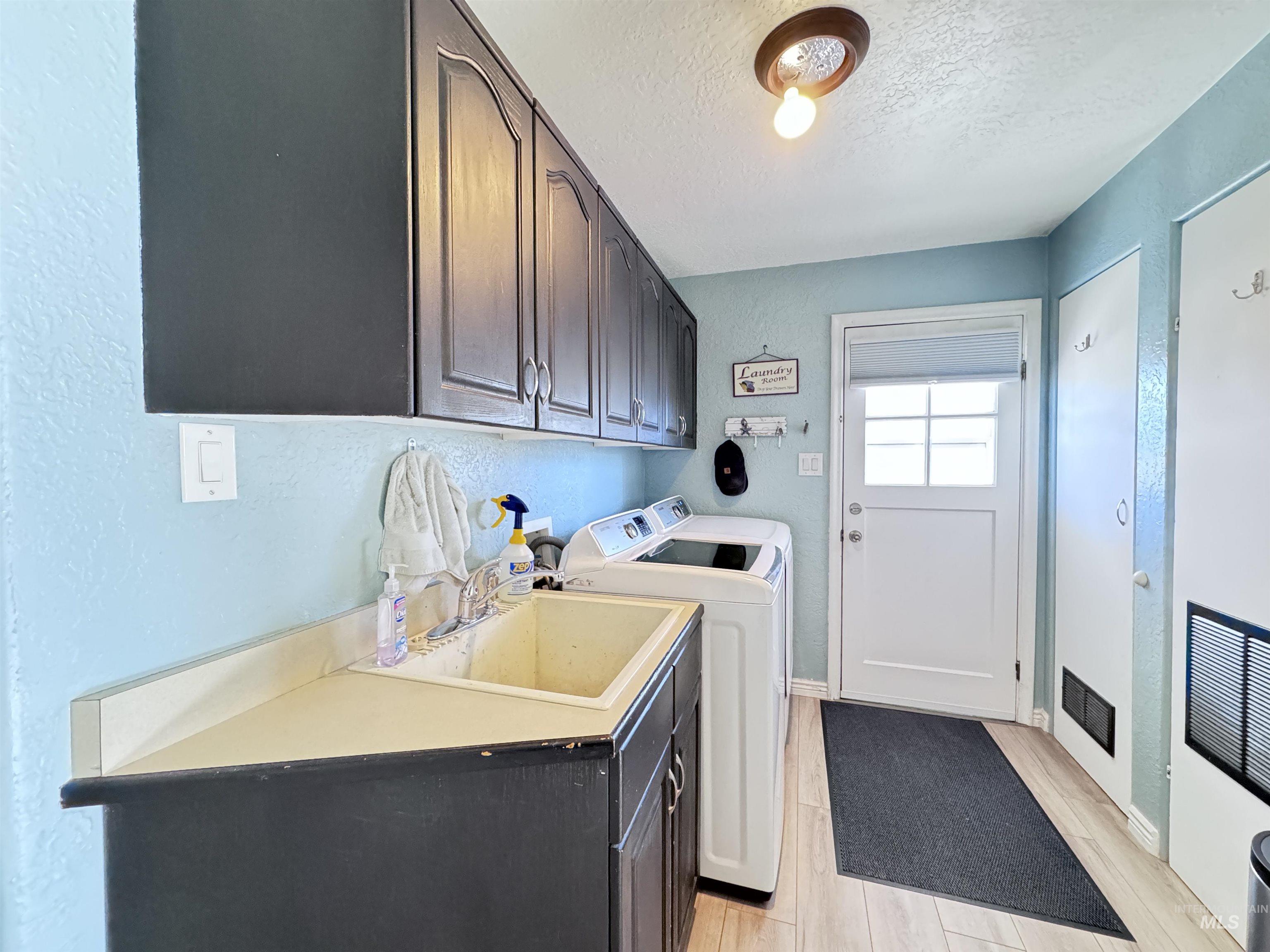 311 Falls Avenue West, Twin Falls, Idaho 83301, 4 Bedrooms, 2 Bathrooms, Residential For Sale, Price $364,900,MLS 98972893