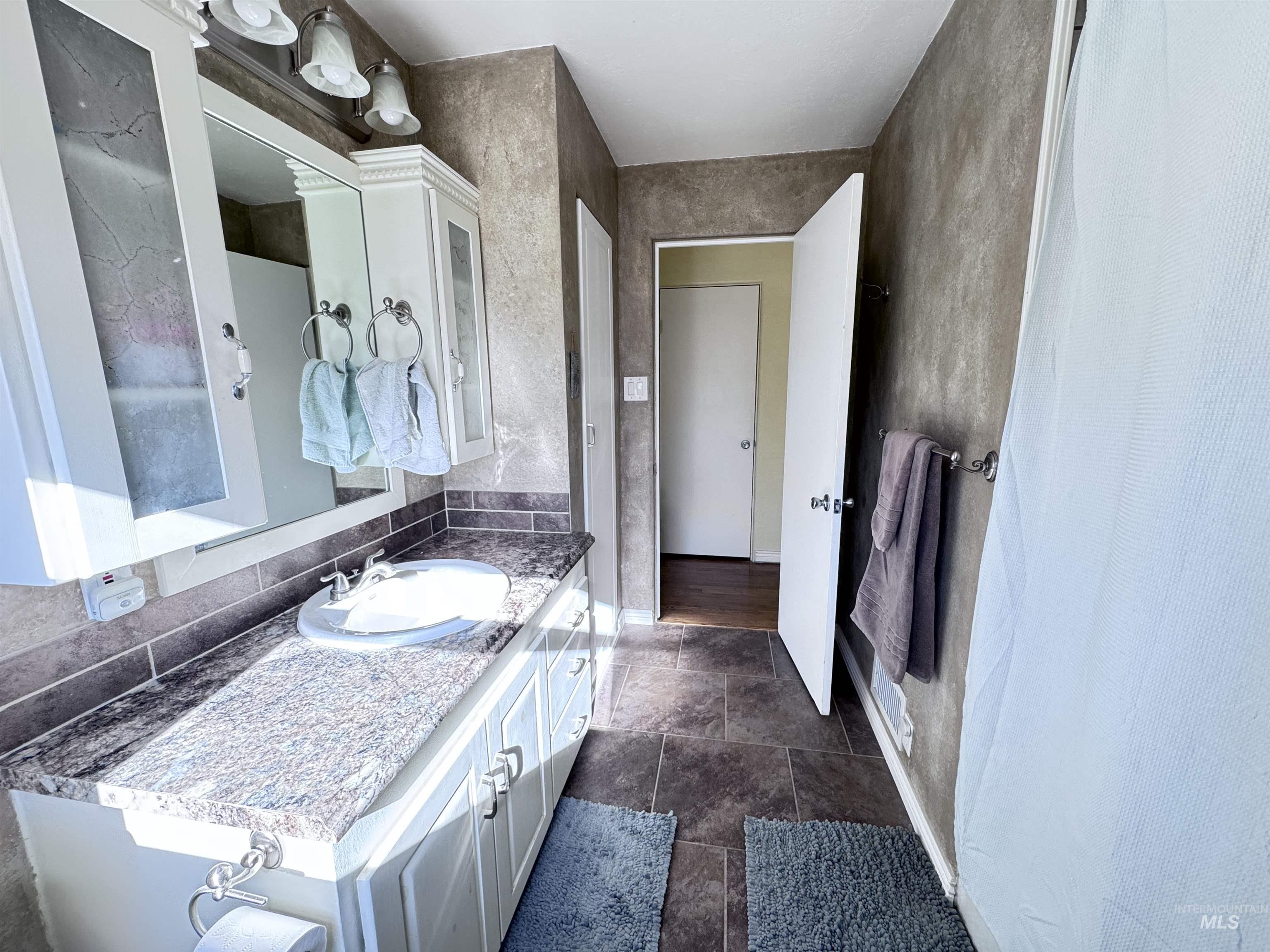 311 Falls Avenue West, Twin Falls, Idaho 83301, 4 Bedrooms, 2 Bathrooms, Residential For Sale, Price $364,900,MLS 98972893