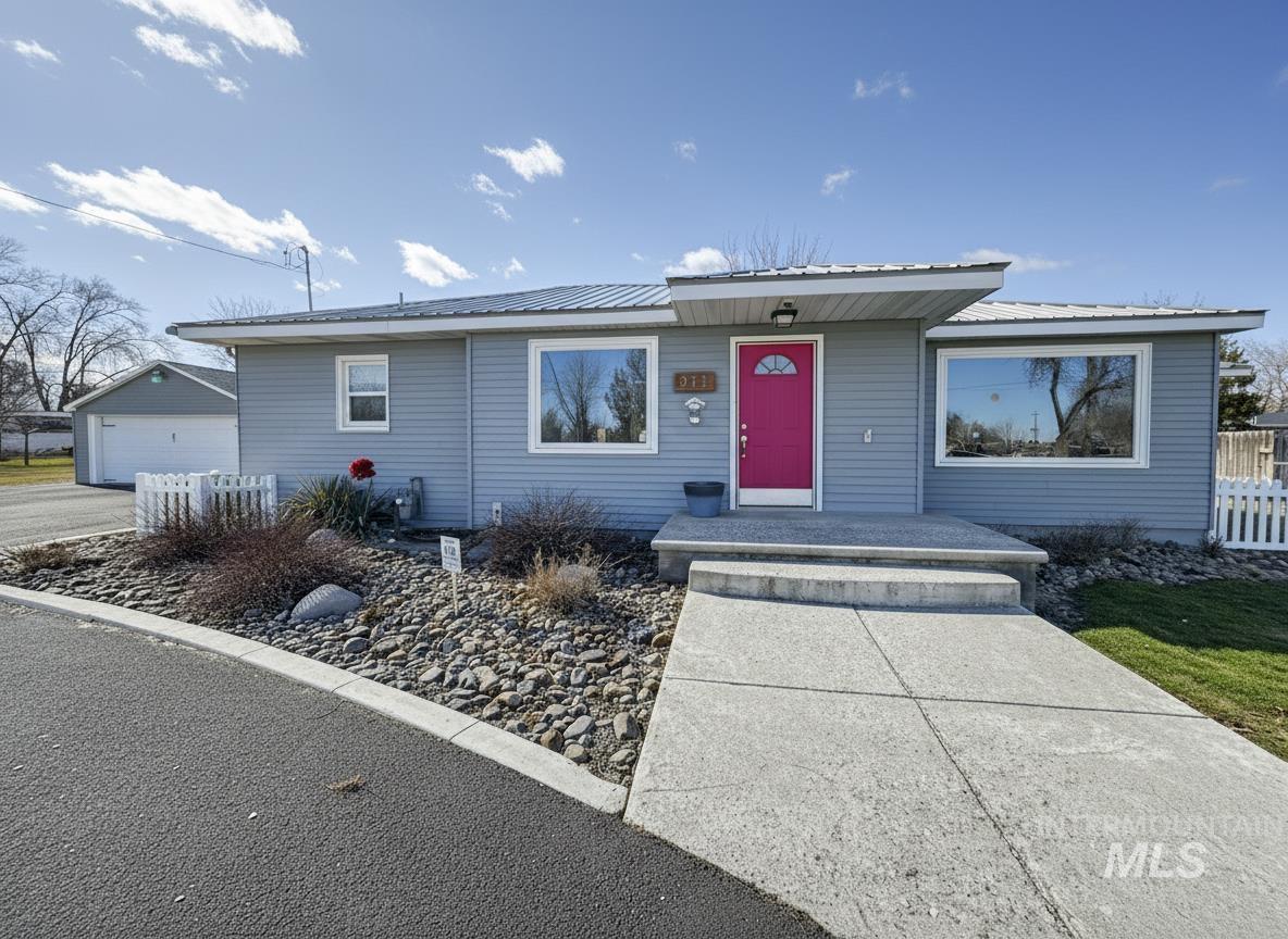 311 Falls Avenue West, Twin Falls, Idaho 83301, 4 Bedrooms, 2 Bathrooms, Residential For Sale, Price $364,900,MLS 98972893
