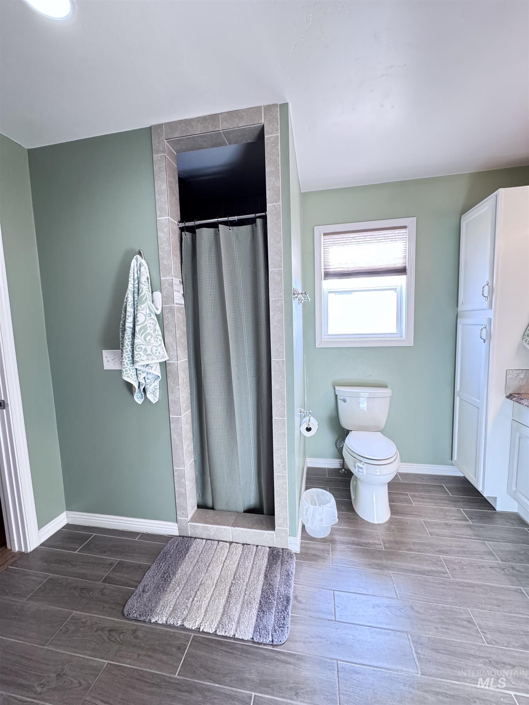 311 Falls Avenue West, Twin Falls, Idaho 83301, 4 Bedrooms, 2 Bathrooms, Residential For Sale, Price $364,900,MLS 98972893