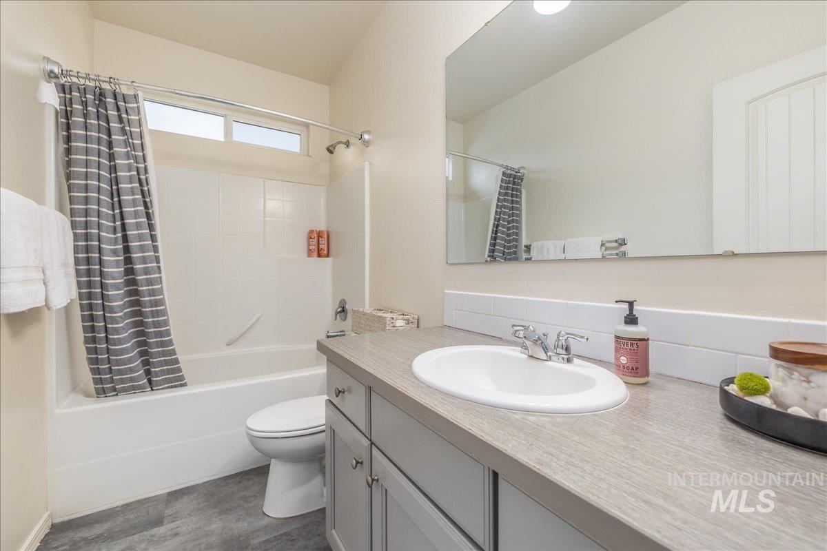 2213 E Elm Grove Dr, Nampa, Idaho 83686, 4 Bedrooms, 2 Bathrooms, Residential For Sale, Price $449,900,MLS 98972897