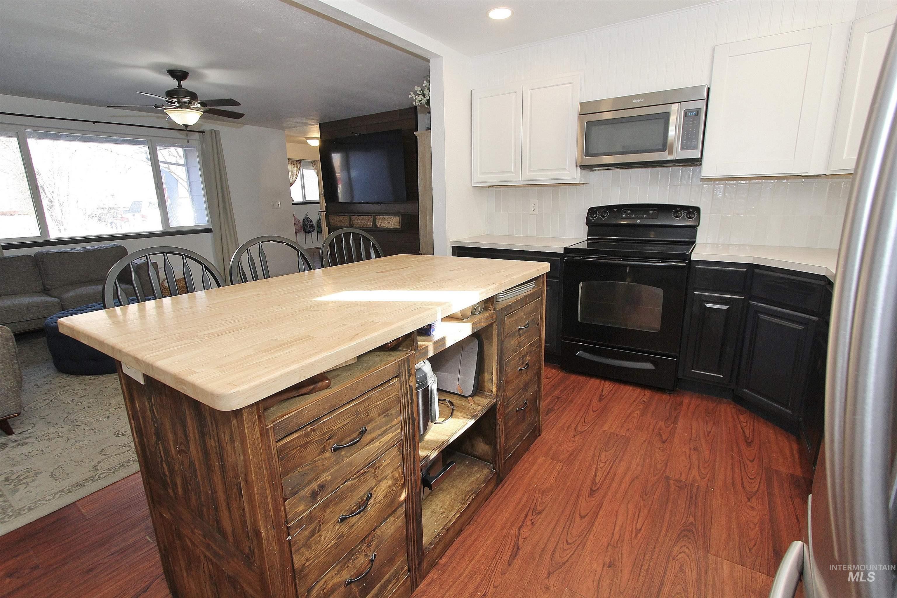 217 W Washington Ave, Homedale, Idaho 83628, 3 Bedrooms, 2 Bathrooms, Residential For Sale, Price $309,900,MLS 98972912