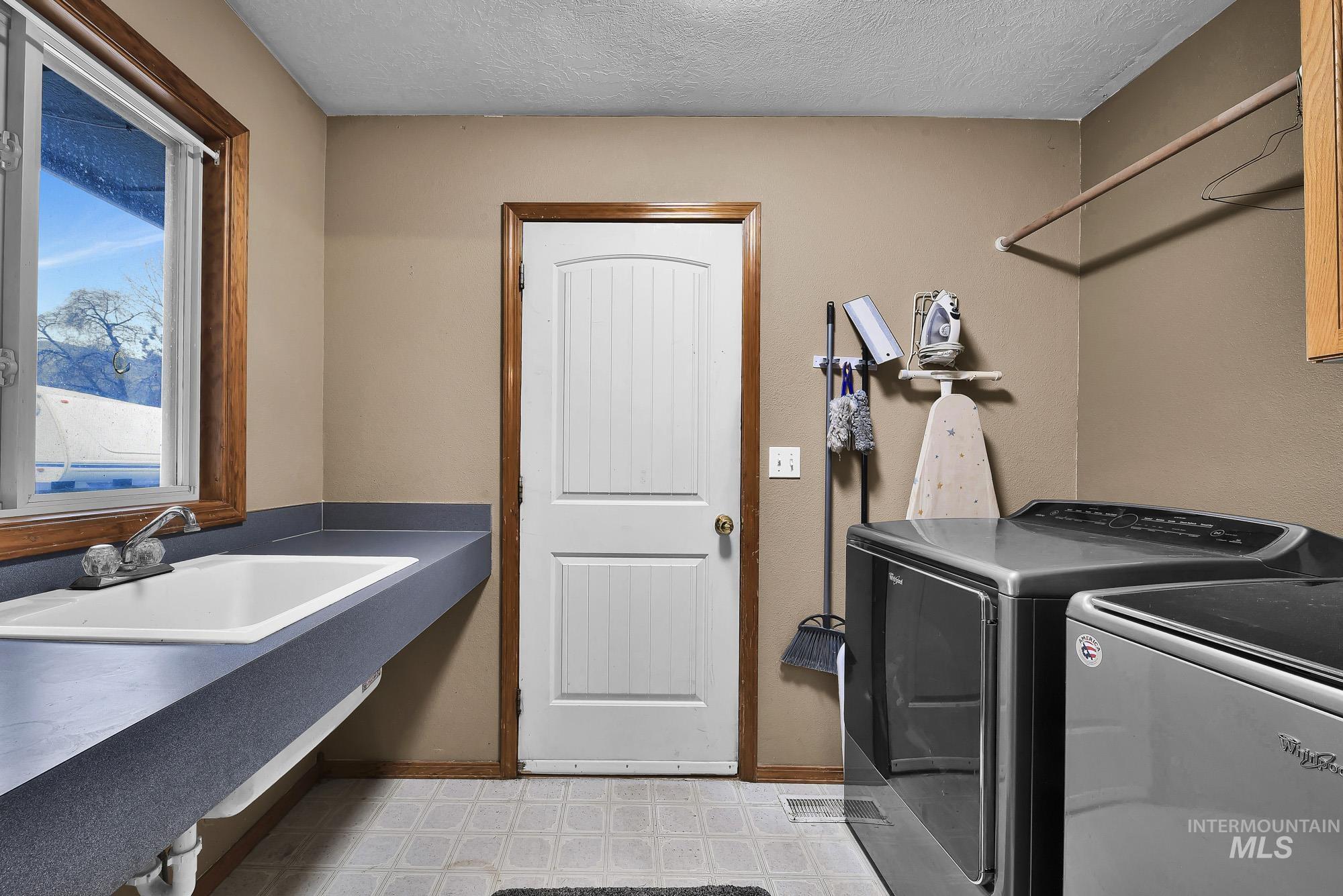 990 Bangtail Ln, Emmett, Idaho 83617, 3 Bedrooms, 2 Bathrooms, Residential For Sale, Price $524,900,MLS 98972916