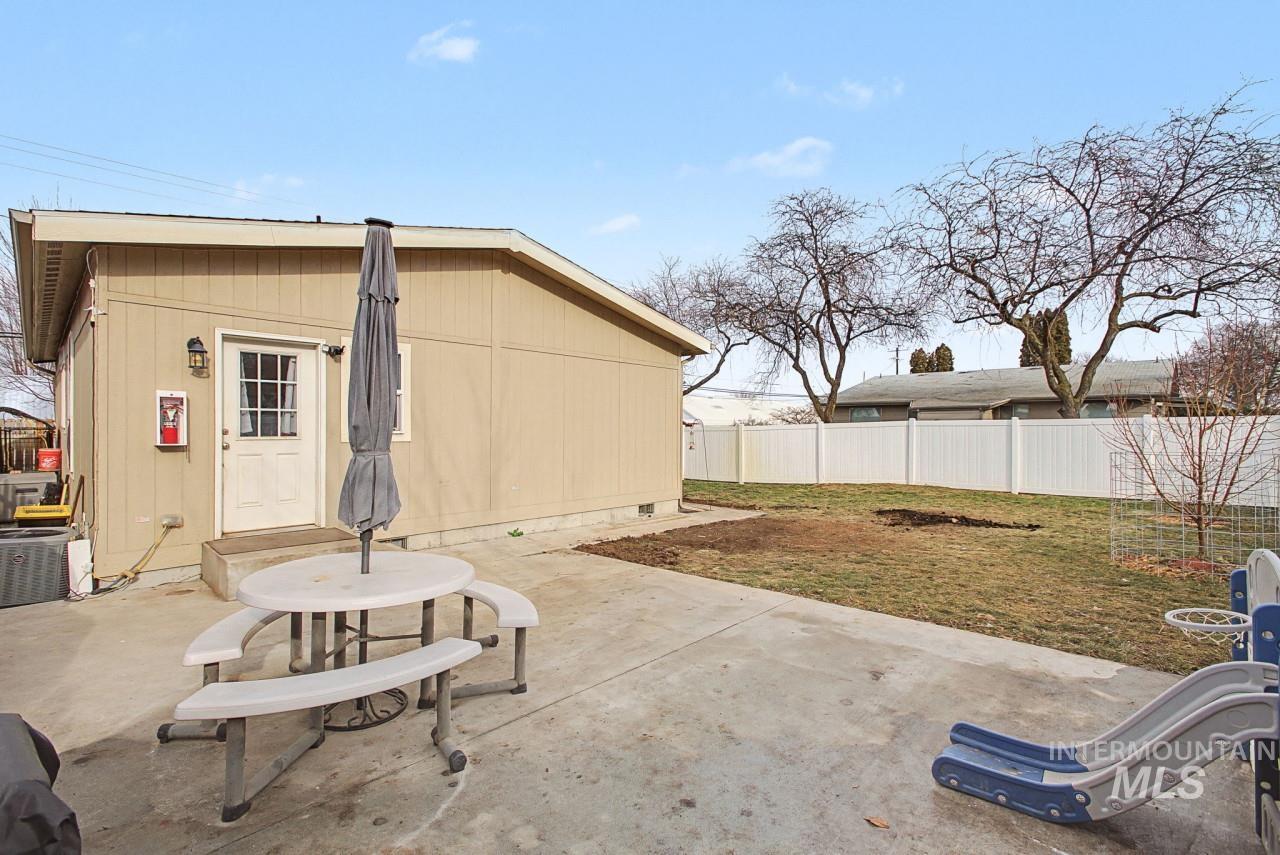 1224 1/2 Burrell Ave, Lewiston, Idaho 83501, 3 Bedrooms, 2 Bathrooms, Residential For Sale, Price $325,000,MLS 98972932