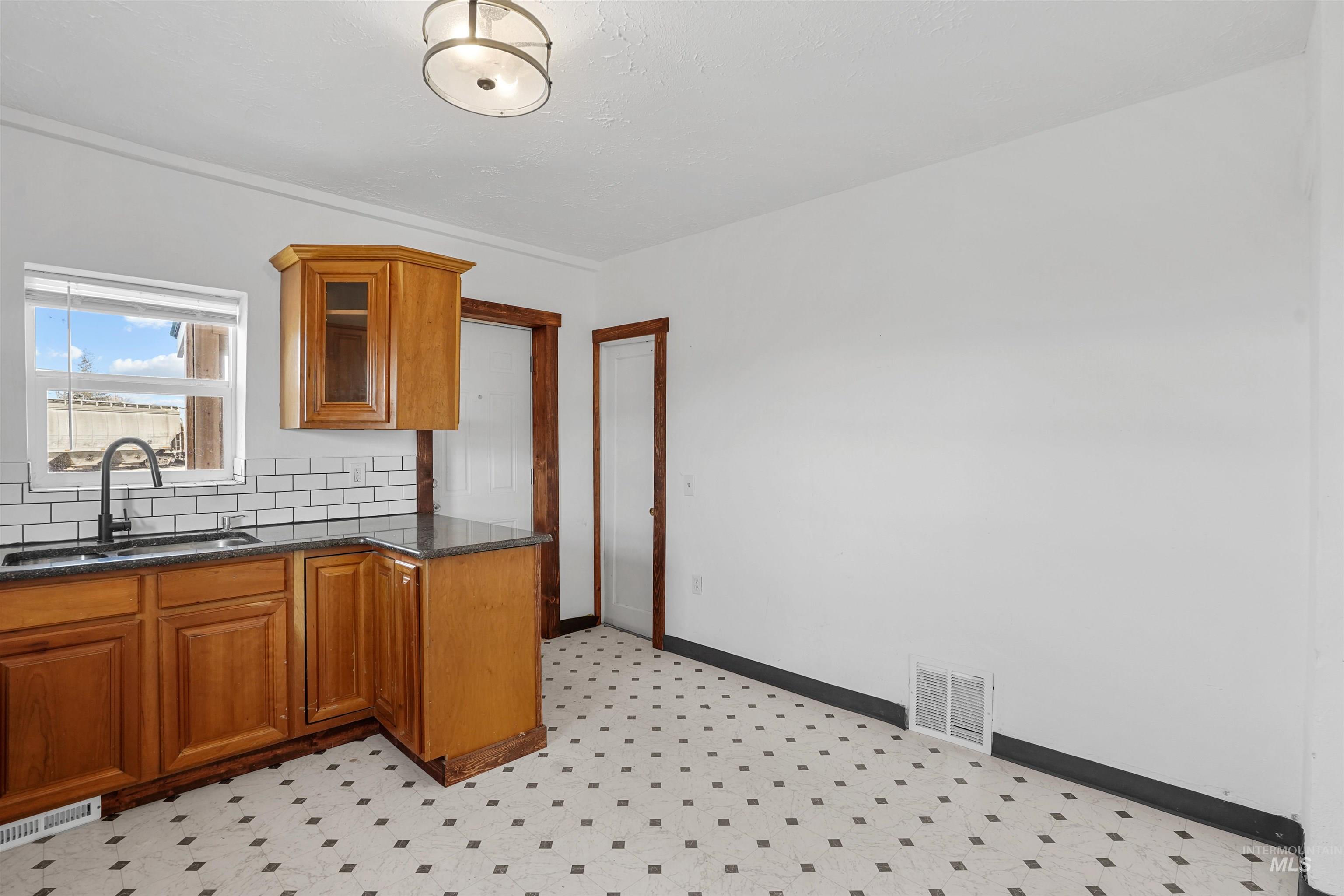 206 E 8th Street, Rupert, Idaho 83350, 2 Bedrooms, 2 Bathrooms, Residential For Sale, Price $250,000,MLS 98972940