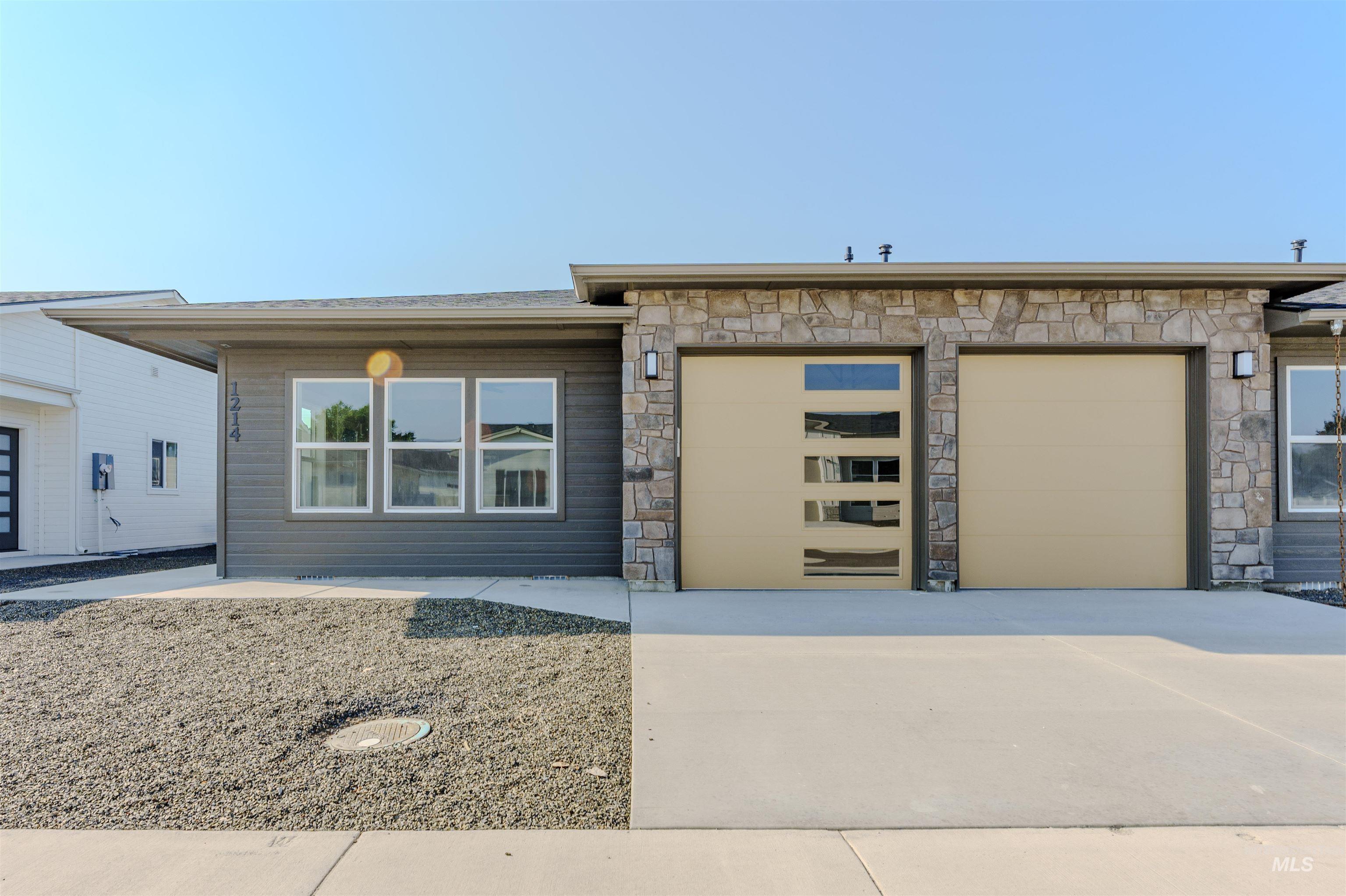 1214 Phillips Circle, Ontario, Oregon 97914-3905, 2 Bedrooms, 2 Bathrooms, Residential For Sale, Price $295,000,MLS 98972943