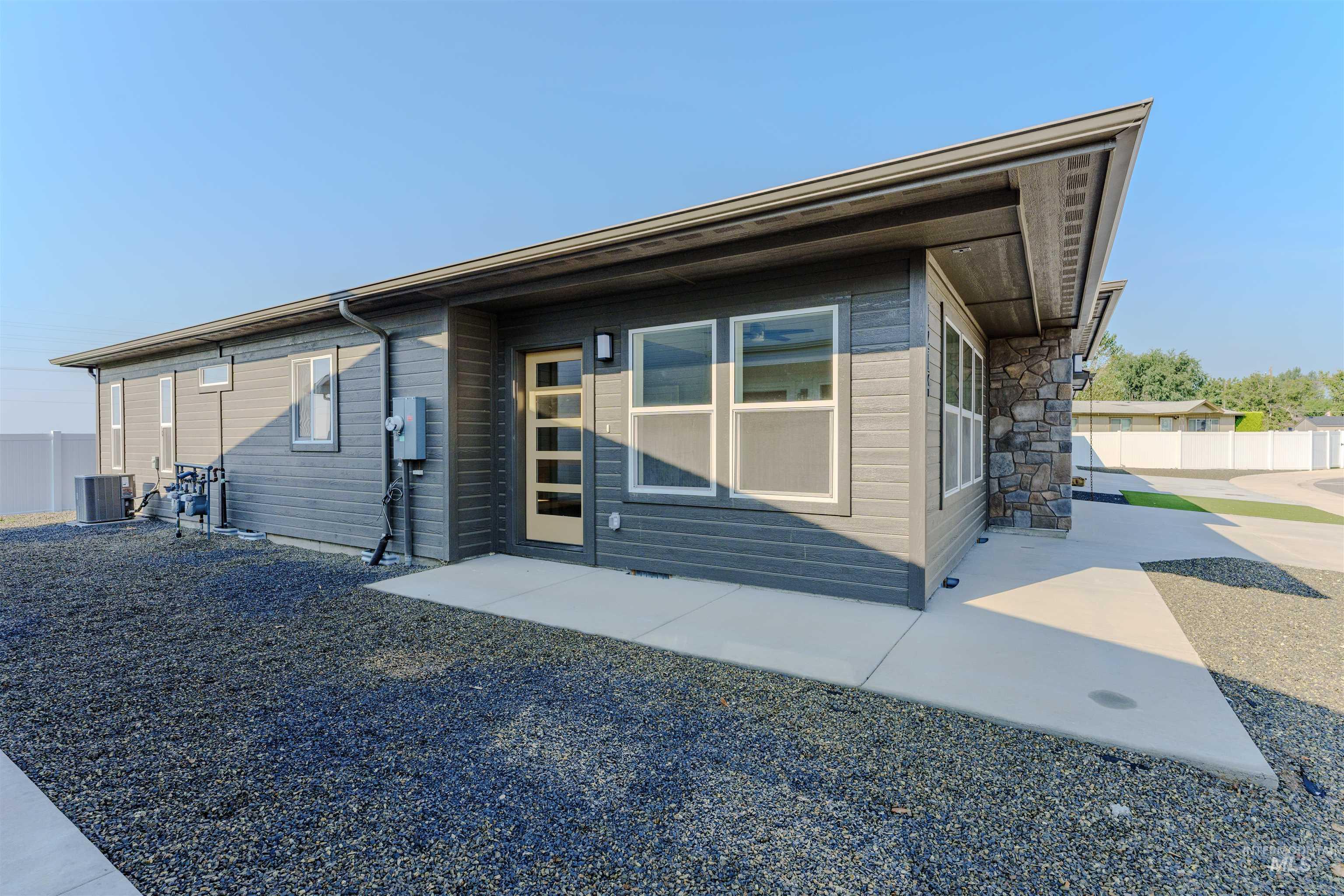 1214 Phillips Circle, Ontario, Oregon 97914-3905, 2 Bedrooms, 2 Bathrooms, Residential For Sale, Price $295,000,MLS 98972943