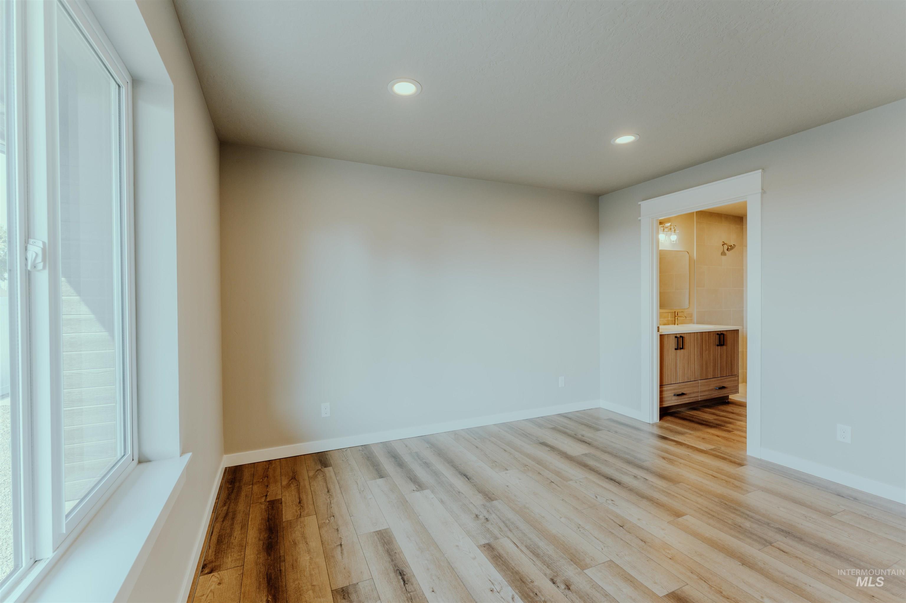 1214 Phillips Circle, Ontario, Oregon 97914-3905, 2 Bedrooms, 2 Bathrooms, Residential For Sale, Price $295,000,MLS 98972943