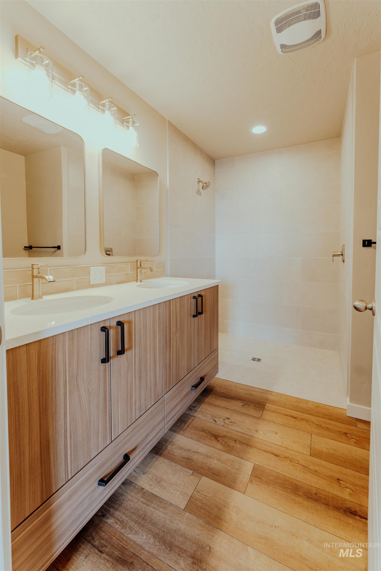 1214 Phillips Circle, Ontario, Oregon 97914-3905, 2 Bedrooms, 2 Bathrooms, Residential For Sale, Price $295,000,MLS 98972943