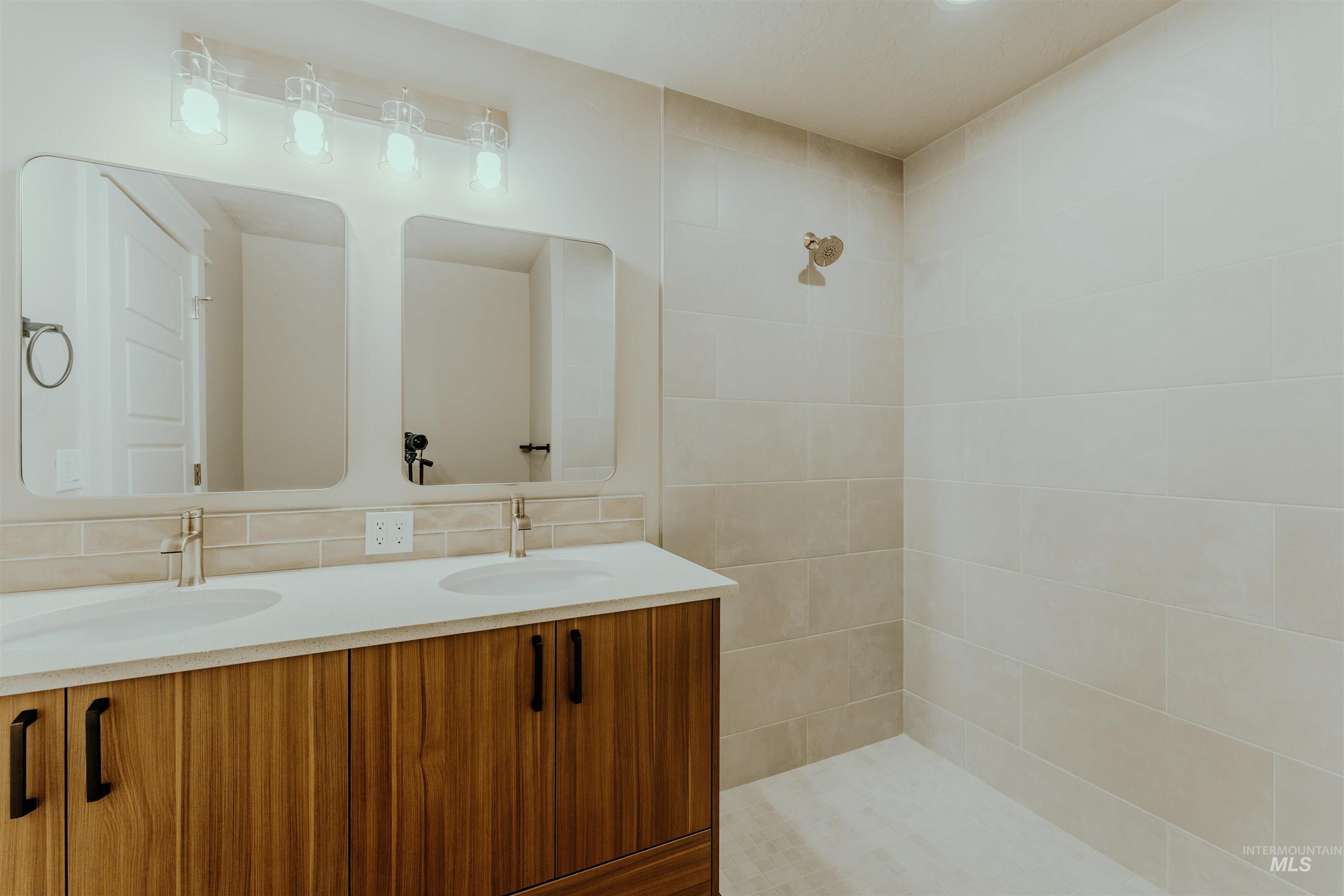 1214 Phillips Circle, Ontario, Oregon 97914-3905, 2 Bedrooms, 2 Bathrooms, Residential For Sale, Price $295,000,MLS 98972943